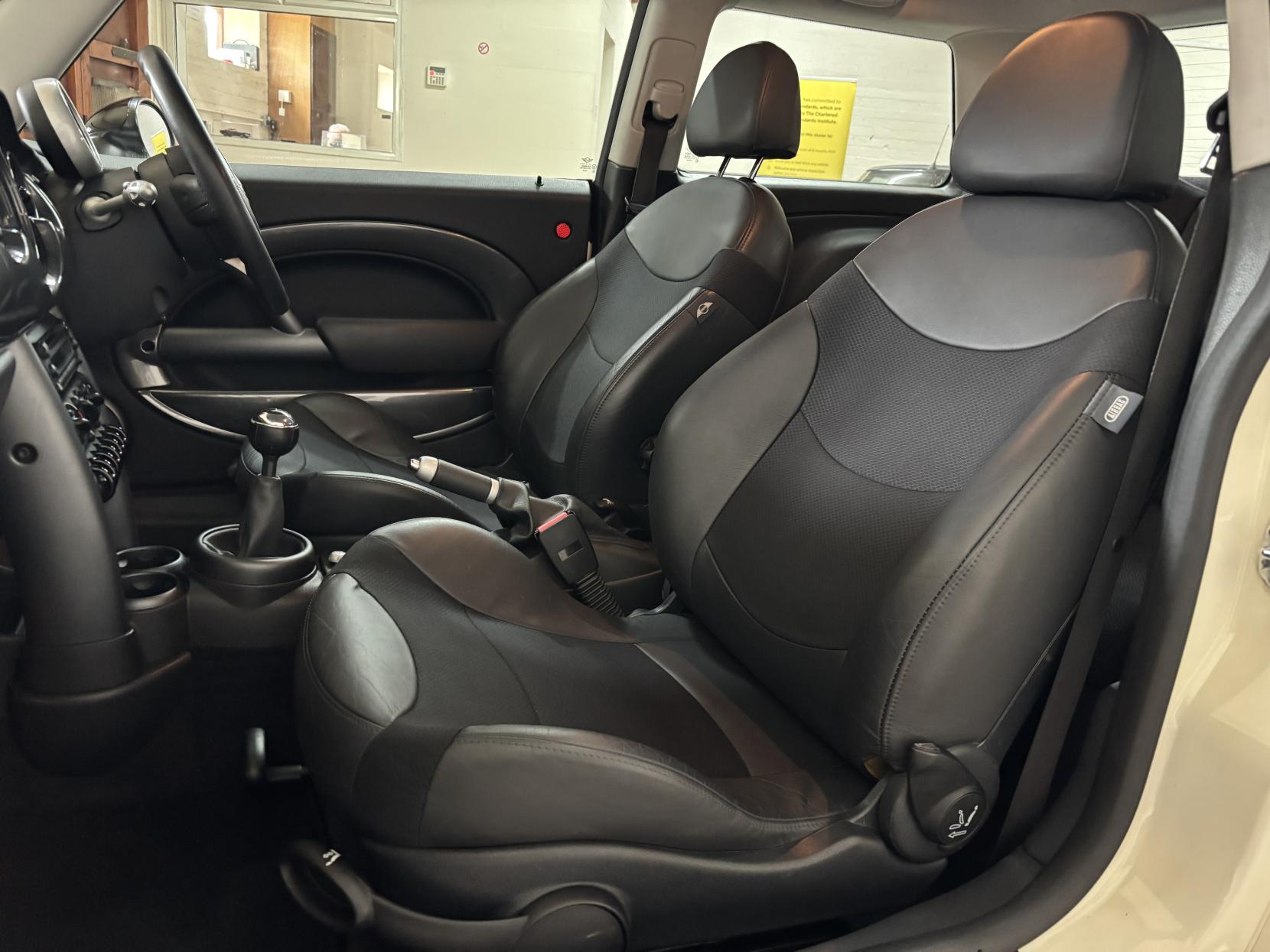 MINI Hatch 1.6 Cooper Hatchback 3dr Petrol Manual Euro 4 (116 bhp)