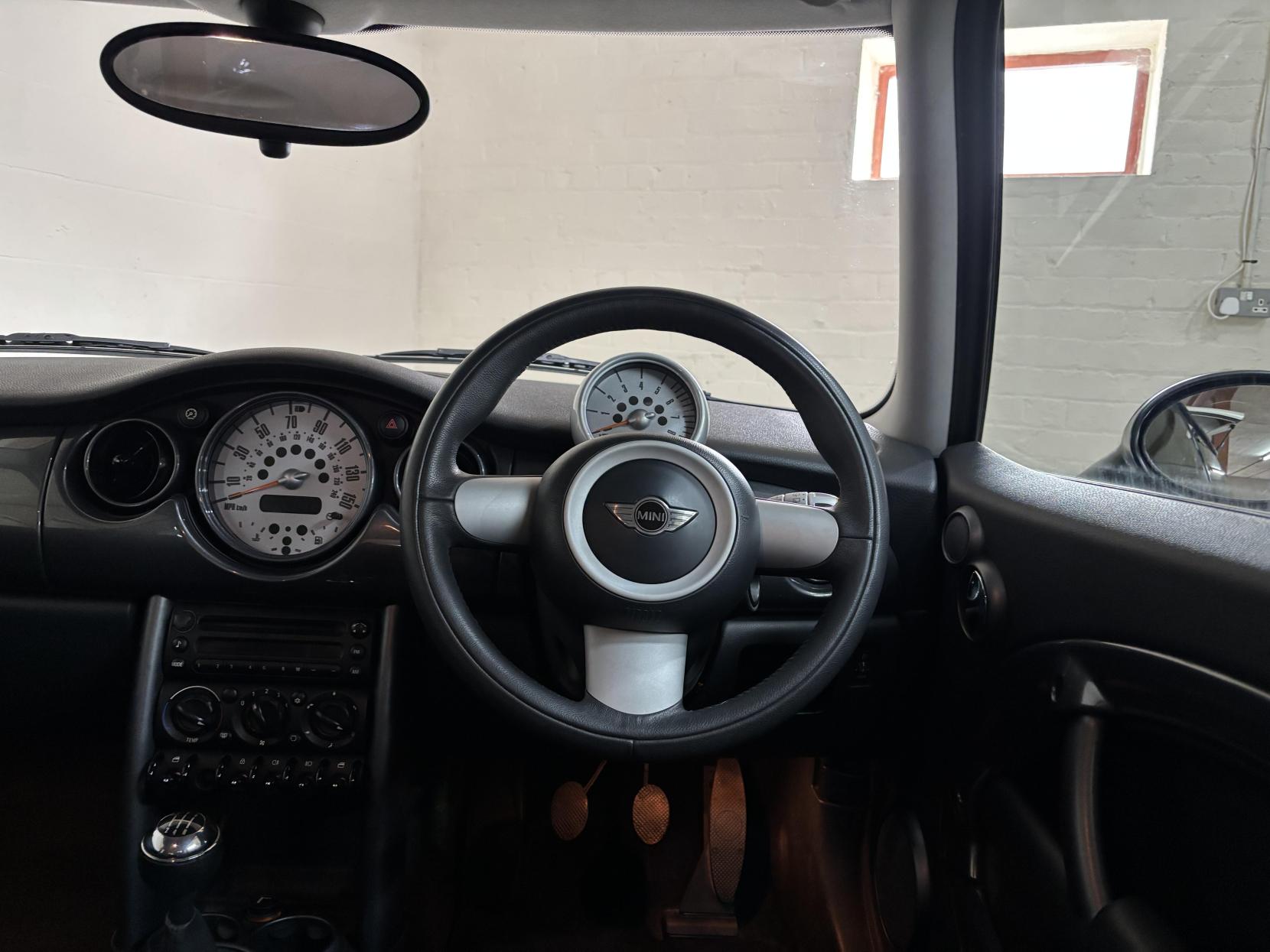 MINI Hatch 1.6 Cooper Hatchback 3dr Petrol Manual Euro 4 (116 bhp)