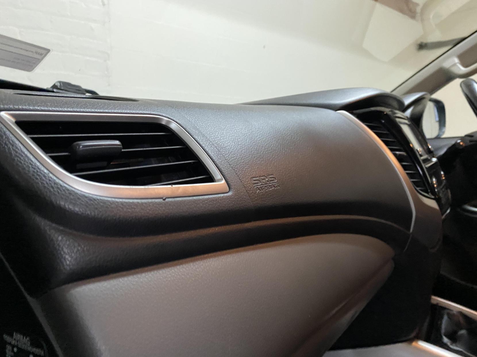 Mitsubishi L200 2.4 DI-D DC Titan Pickup Double Cab 4dr Diesel Manual 4WD Euro 6 (178 ps)