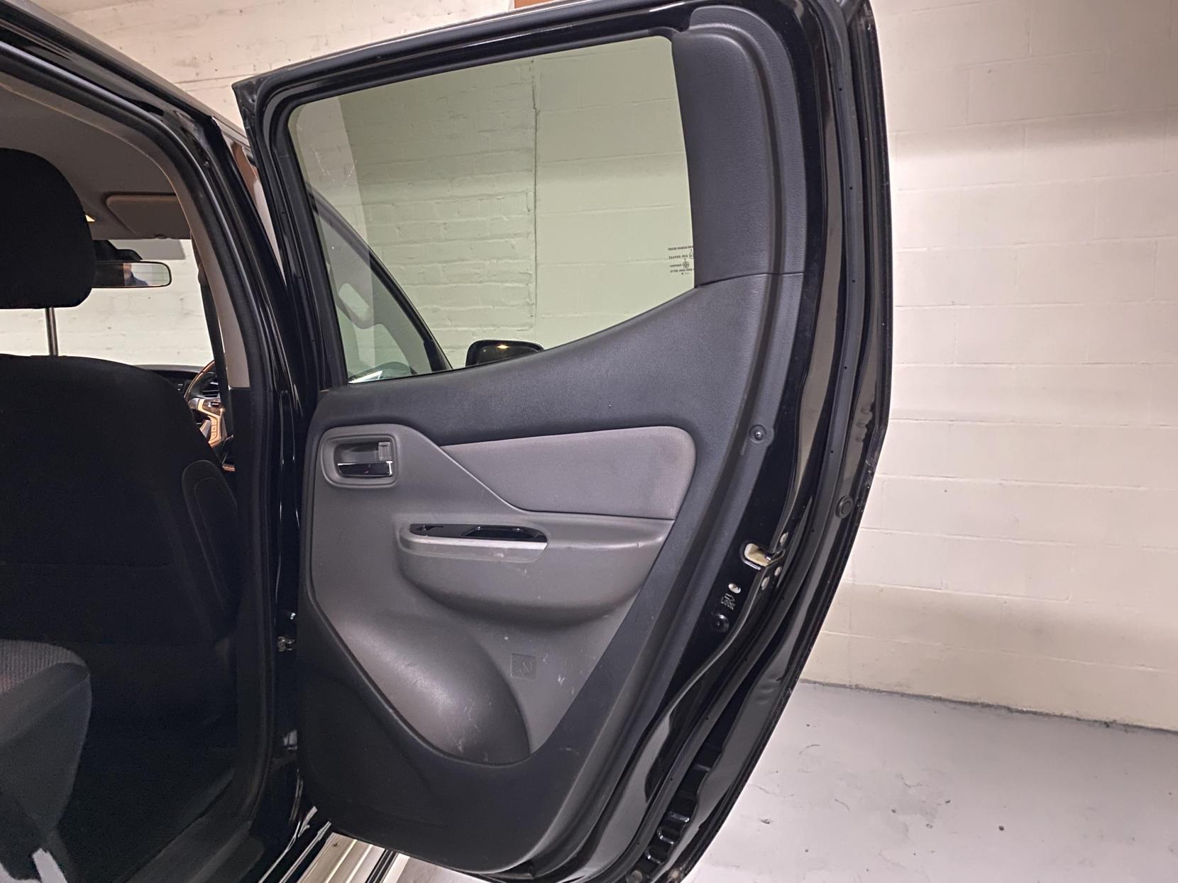 Mitsubishi L200 2.4 DI-D DC Titan Pickup Double Cab 4dr Diesel Manual 4WD Euro 6 (178 ps)