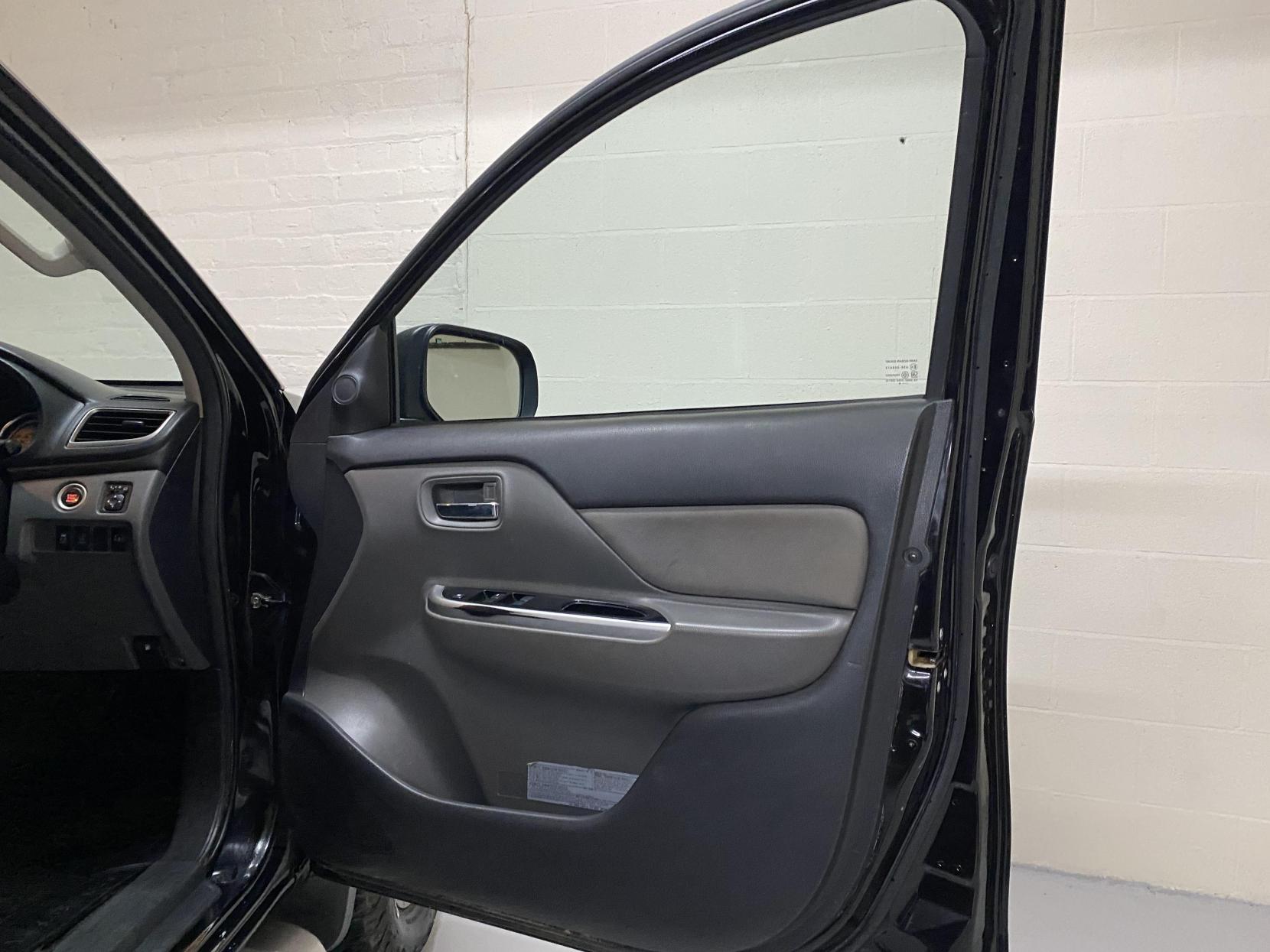 Mitsubishi L200 2.4 DI-D DC Titan Pickup Double Cab 4dr Diesel Manual 4WD Euro 6 (178 ps)