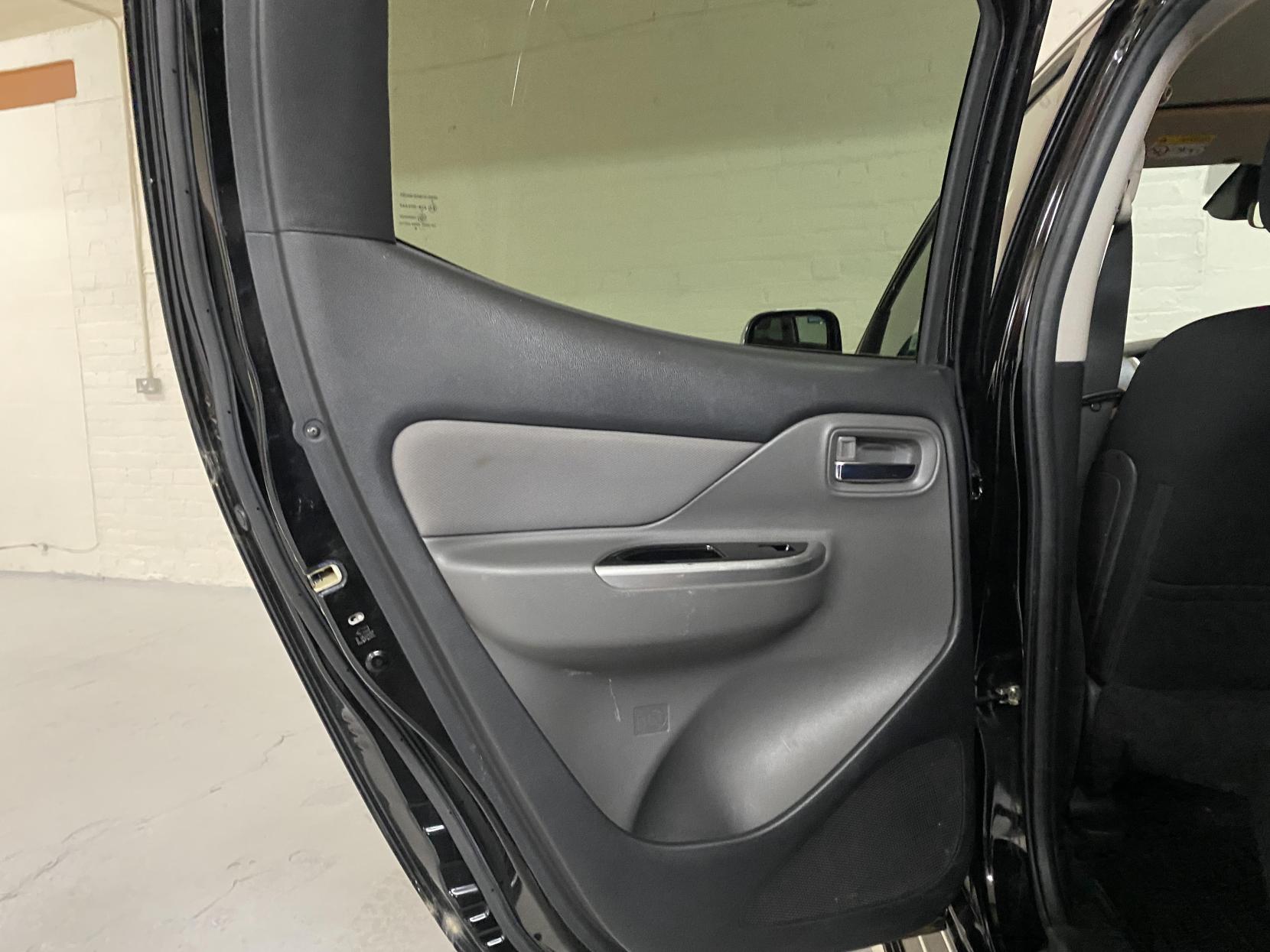 Mitsubishi L200 2.4 DI-D DC Titan Pickup Double Cab 4dr Diesel Manual 4WD Euro 6 (178 ps)