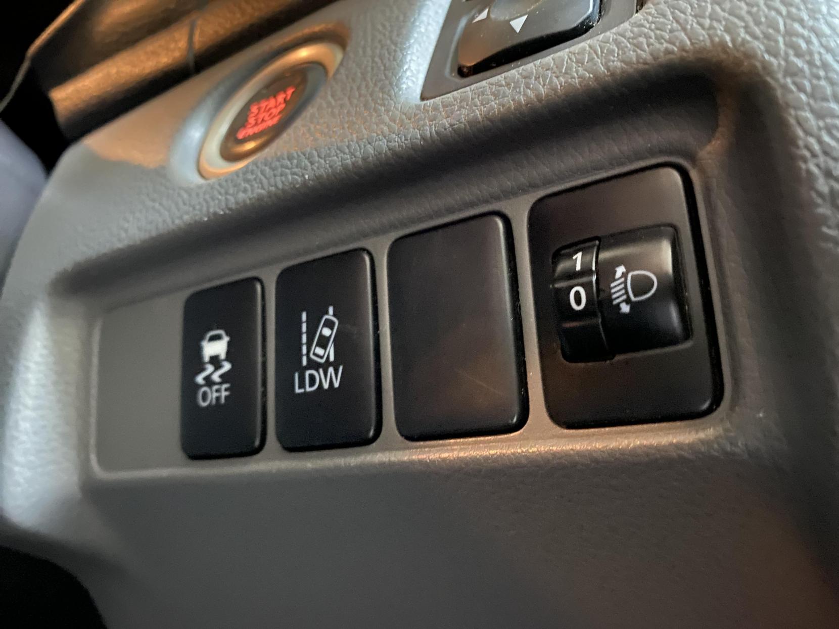 Mitsubishi L200 2.4 DI-D DC Titan Pickup Double Cab 4dr Diesel Manual 4WD Euro 6 (178 ps)