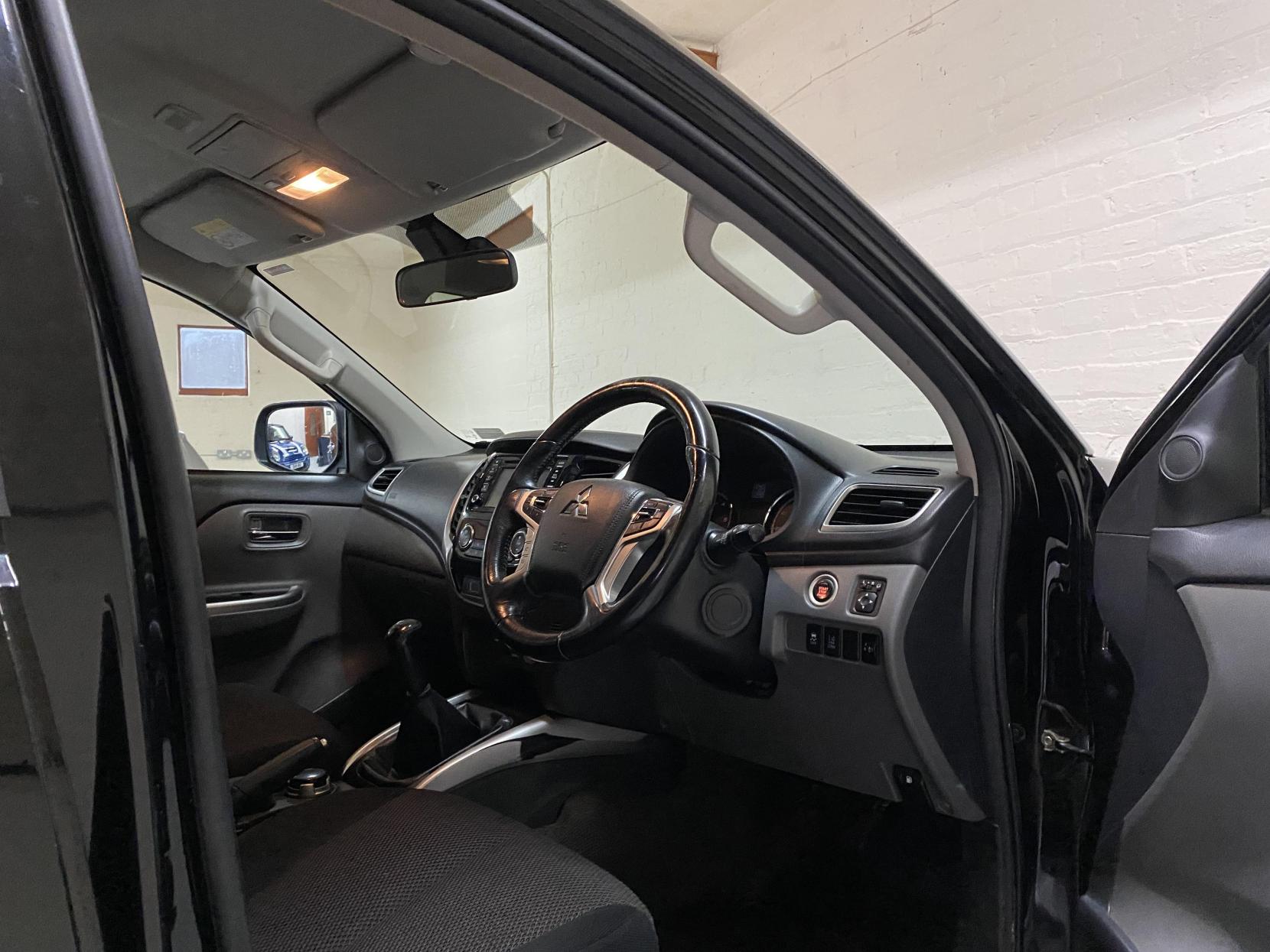 Mitsubishi L200 2.4 DI-D DC Titan Pickup Double Cab 4dr Diesel Manual 4WD Euro 6 (178 ps)