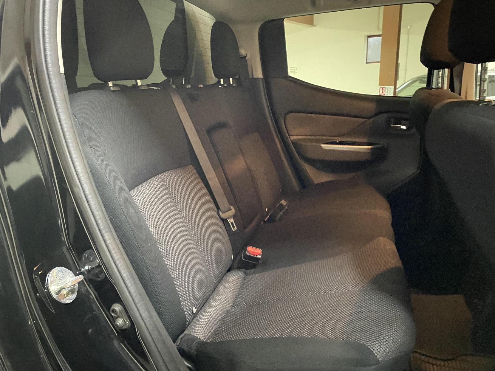 Mitsubishi L200 2.4 DI-D DC Titan Pickup Double Cab 4dr Diesel Manual 4WD Euro 6 (178 ps)