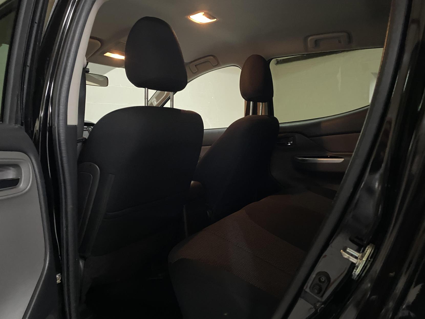 Mitsubishi L200 2.4 DI-D DC Titan Pickup Double Cab 4dr Diesel Manual 4WD Euro 6 (178 ps)