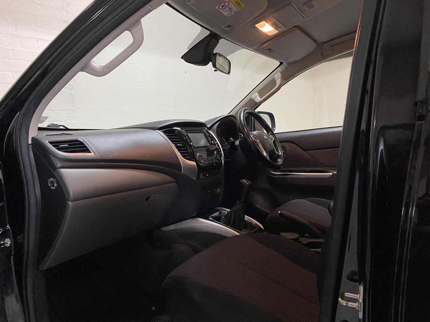 Mitsubishi L200 2.4 DI-D DC Titan Pickup Double Cab 4dr Diesel Manual 4WD Euro 6 (178 ps)