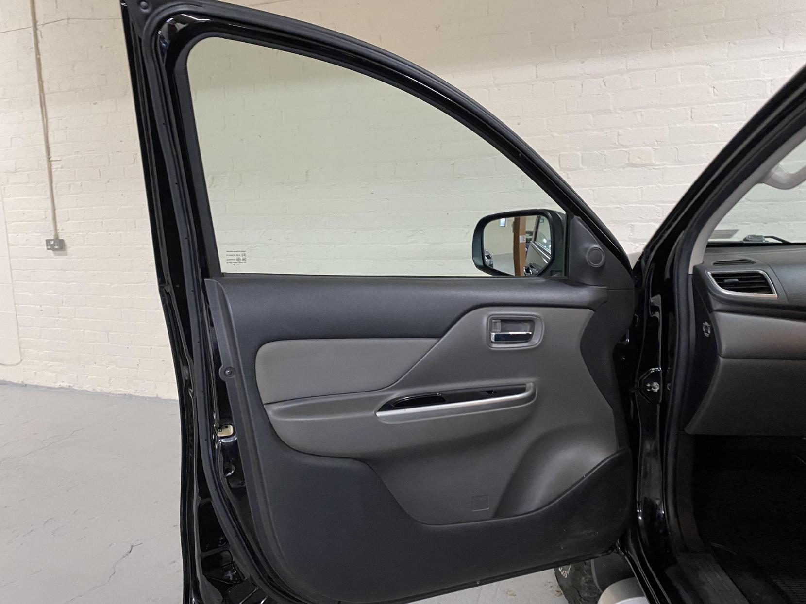 Mitsubishi L200 2.4 DI-D DC Titan Pickup Double Cab 4dr Diesel Manual 4WD Euro 6 (178 ps)