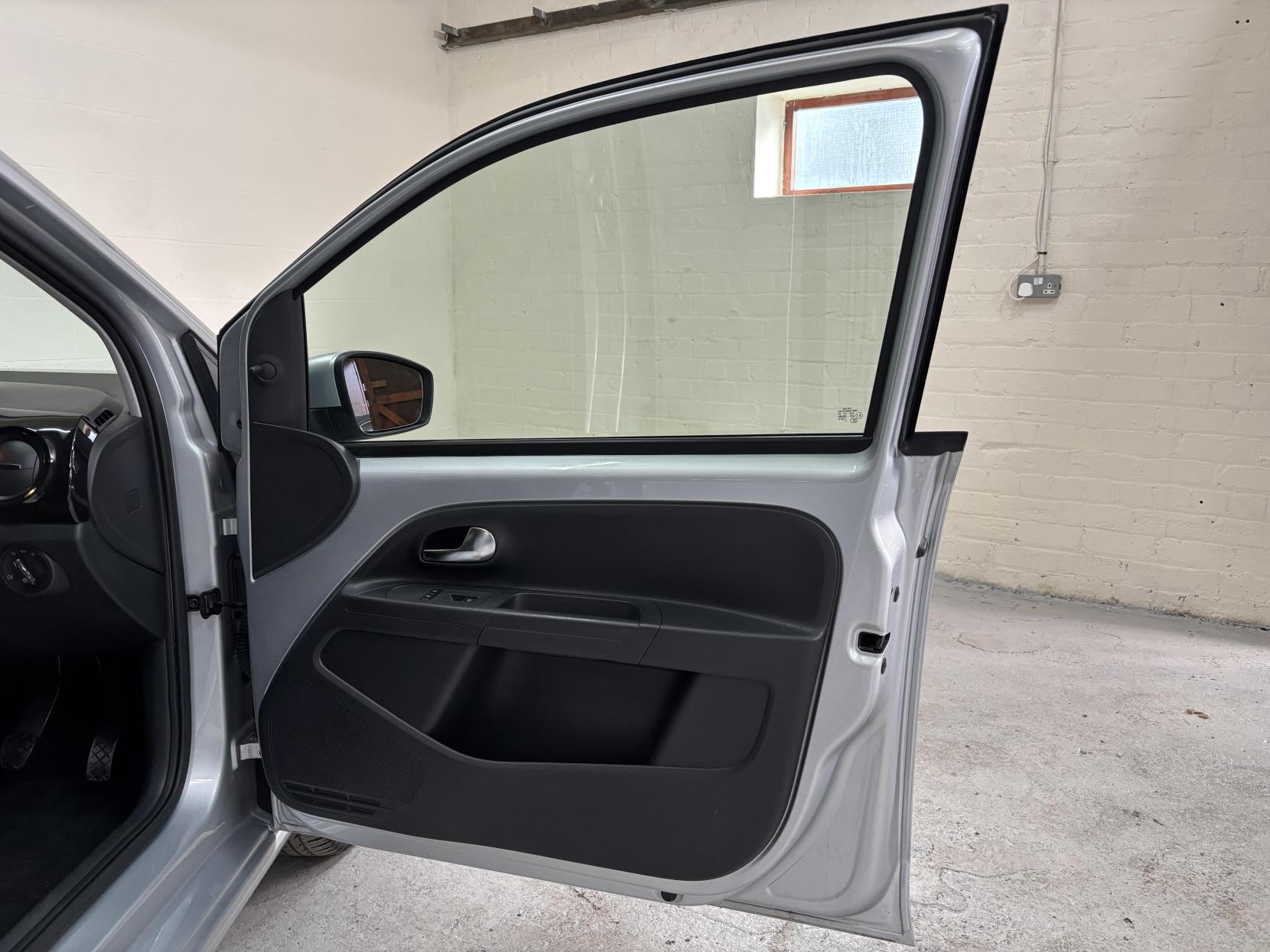 Volkswagen up! 1.0 Move up! Hatchback 5dr Petrol Manual Euro 5 (60 ps)