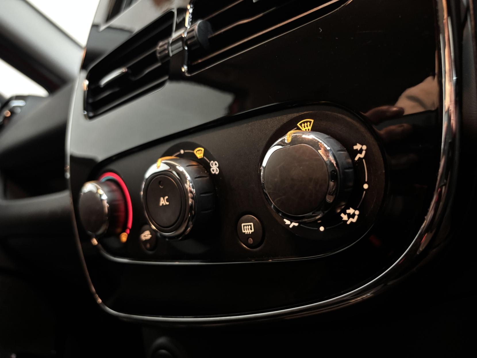 Renault Clio 0.9 TCe Dynamique MediaNav Hatchback 5dr Petrol Manual Euro 5 (s/s) (90 ps)