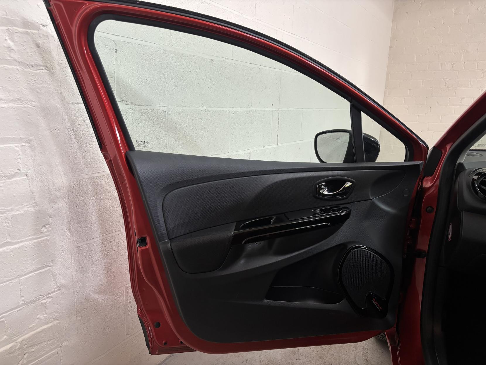 Renault Clio 0.9 TCe Dynamique MediaNav Hatchback 5dr Petrol Manual Euro 5 (s/s) (90 ps)