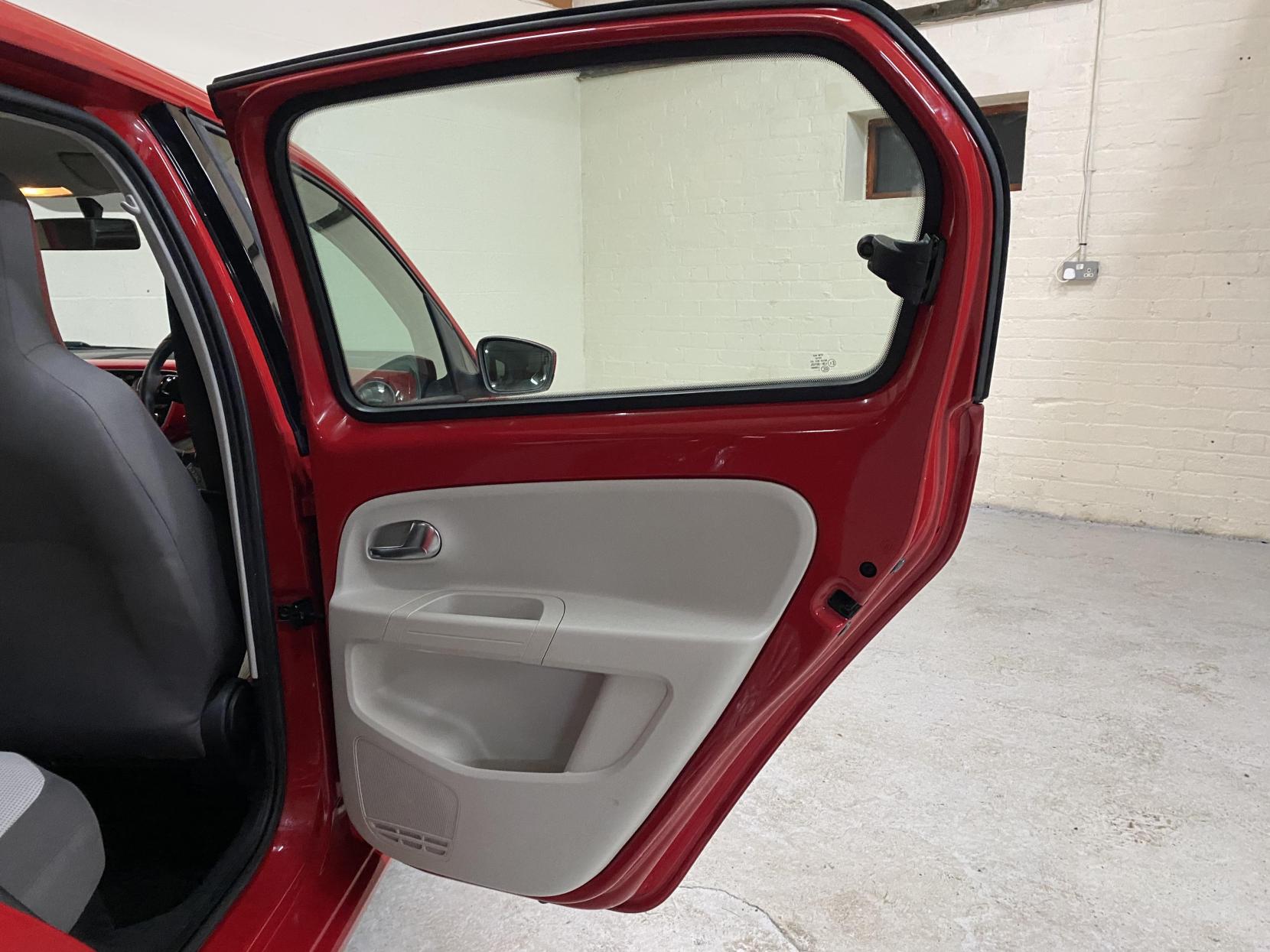 Volkswagen up! 1.0 High up! Hatchback 5dr Petrol Manual Euro 5 (75 ps)