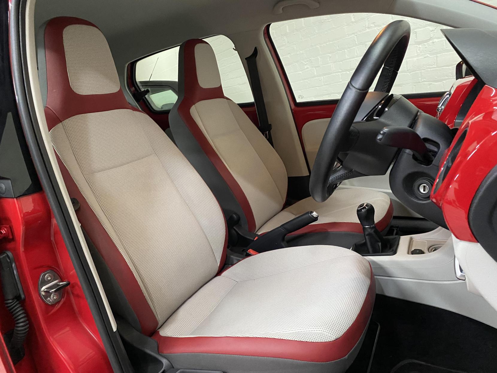 Volkswagen up! 1.0 High up! Hatchback 5dr Petrol Manual Euro 5 (75 ps)