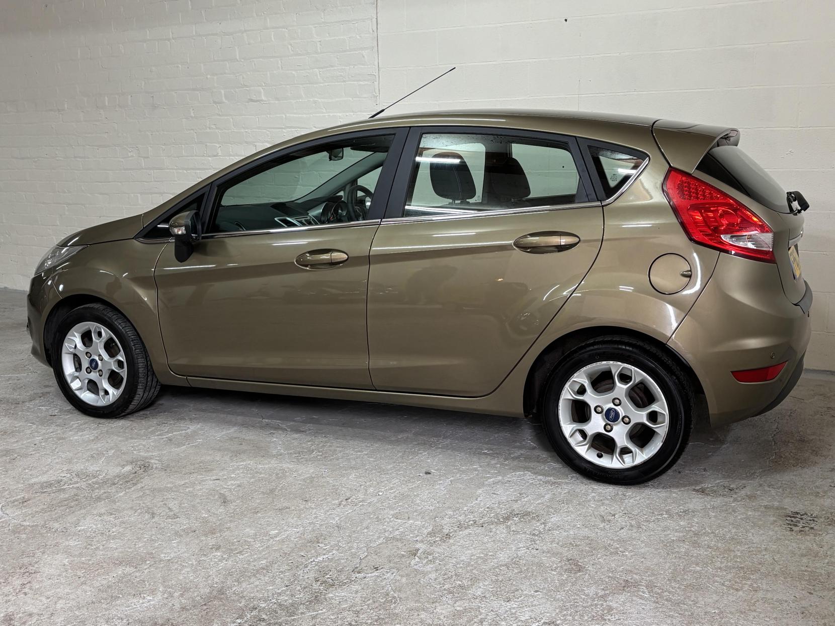 Ford Fiesta 1.4 TDCi Titanium Hatchback 5dr Diesel Manual (104 g/km, 69 bhp)