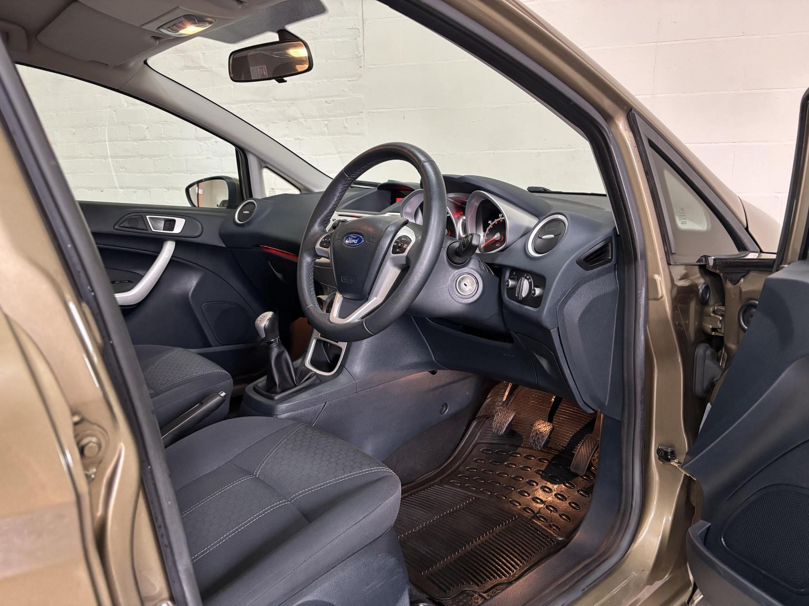 Ford Fiesta 1.4 TDCi Titanium Hatchback 5dr Diesel Manual (104 g/km, 69 bhp)