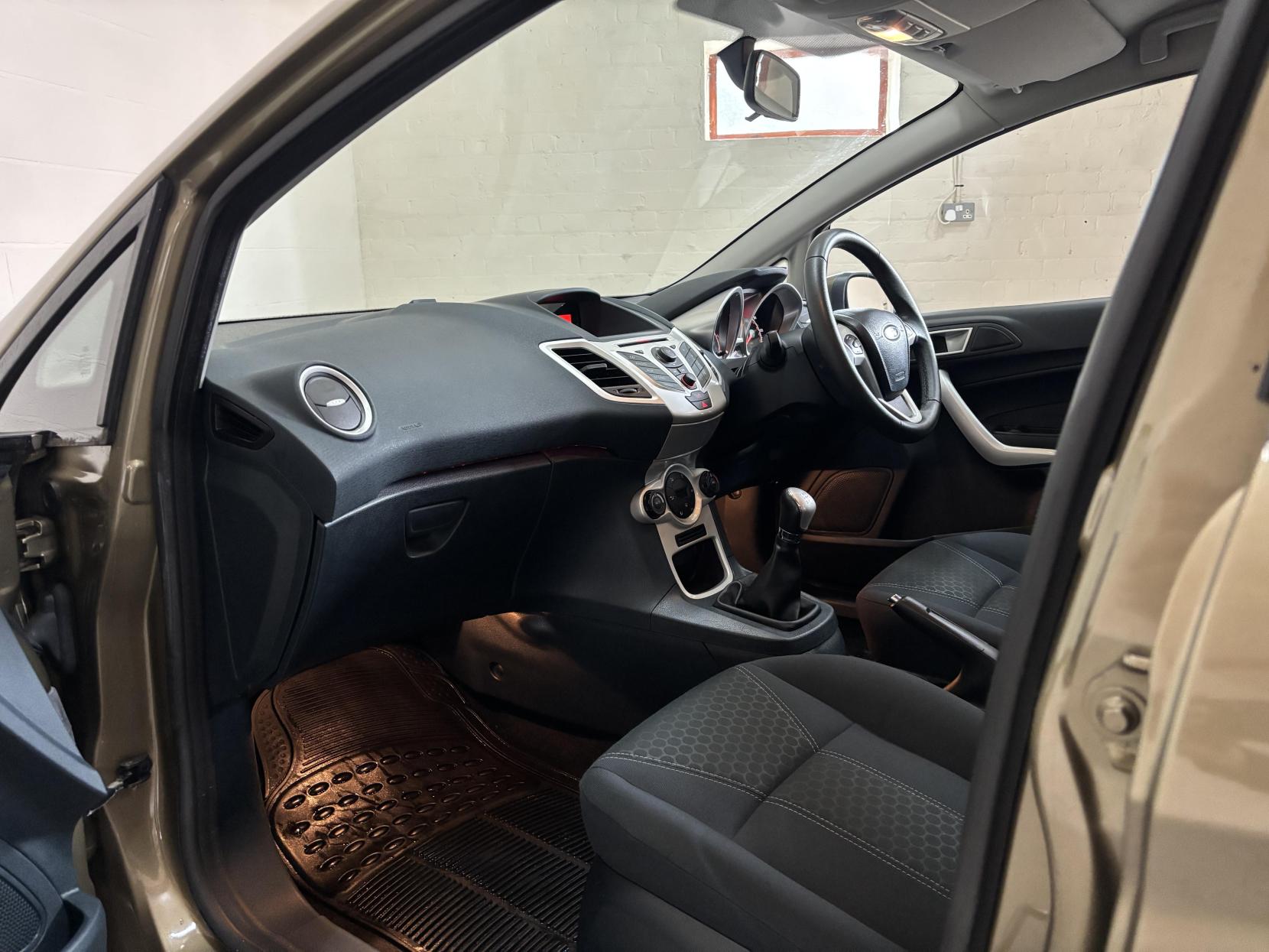 Ford Fiesta 1.4 TDCi Titanium Hatchback 5dr Diesel Manual (104 g/km, 69 bhp)