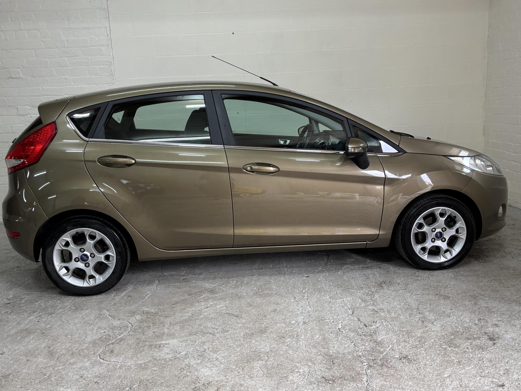 Ford Fiesta 1.4 TDCi Titanium Hatchback 5dr Diesel Manual (104 g/km, 69 bhp)