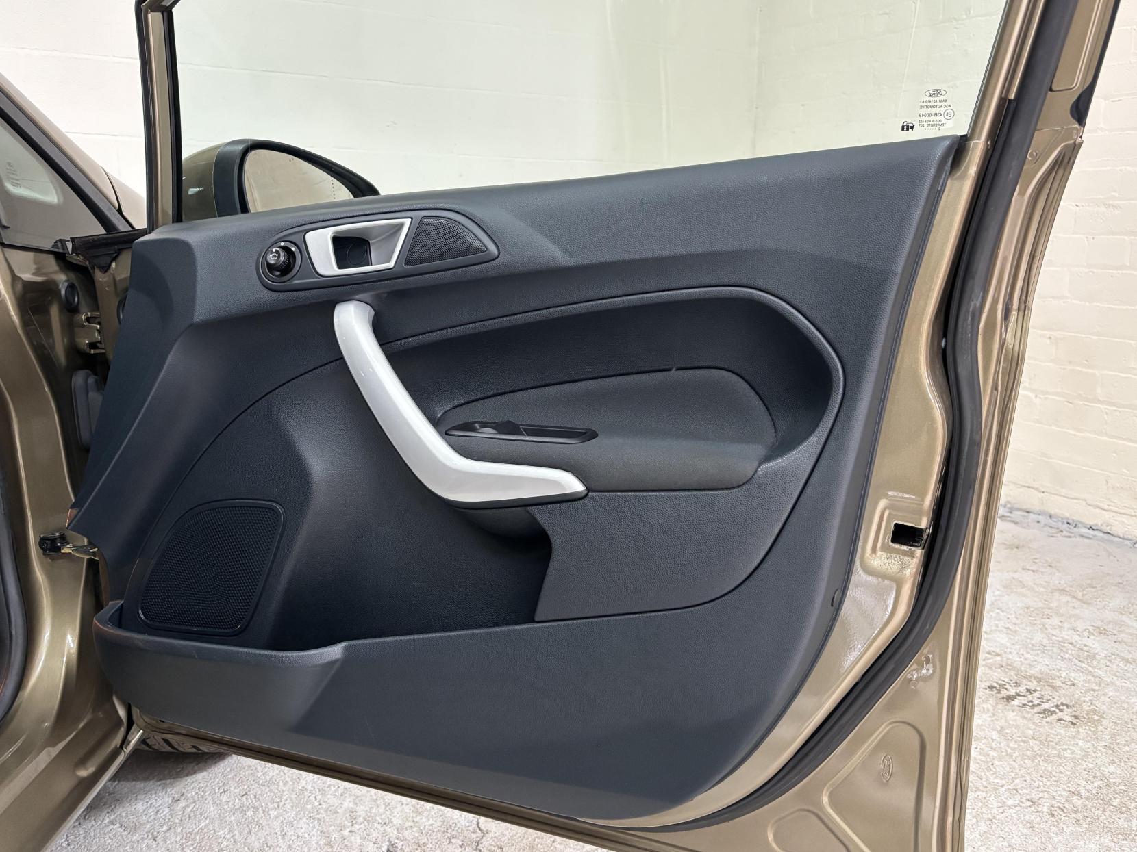 Ford Fiesta 1.4 TDCi Titanium Hatchback 5dr Diesel Manual (104 g/km, 69 bhp)