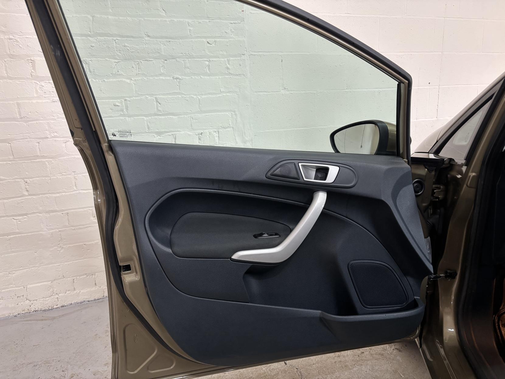 Ford Fiesta 1.4 TDCi Titanium Hatchback 5dr Diesel Manual (104 g/km, 69 bhp)