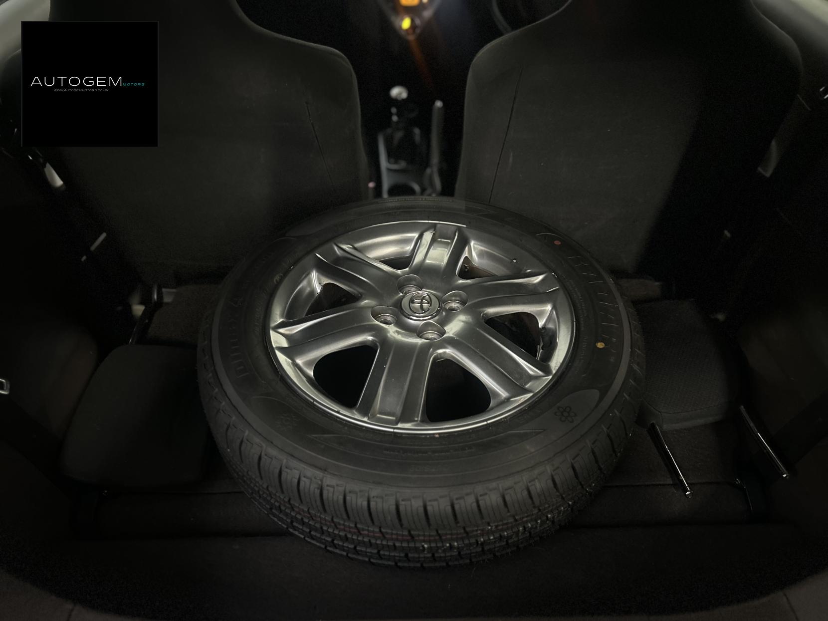 Toyota iQ 1.0 VVT-i 2 Hatchback 3dr Petrol Manual Euro 4 (68 bhp)