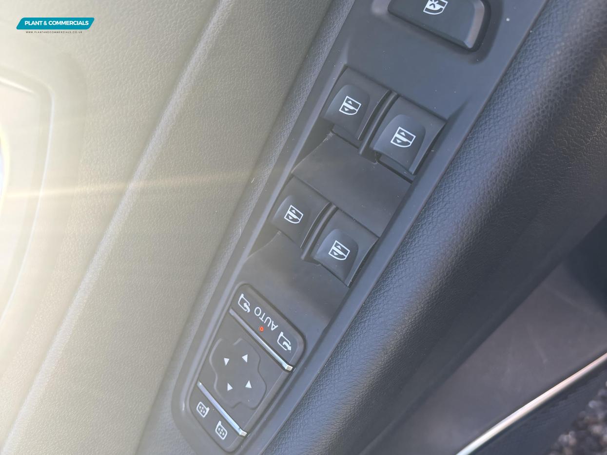 Renault Captur 0.9 TCe ENERGY Iconic SUV 5dr Petrol Manual Euro 6 (s/s) (90 ps)