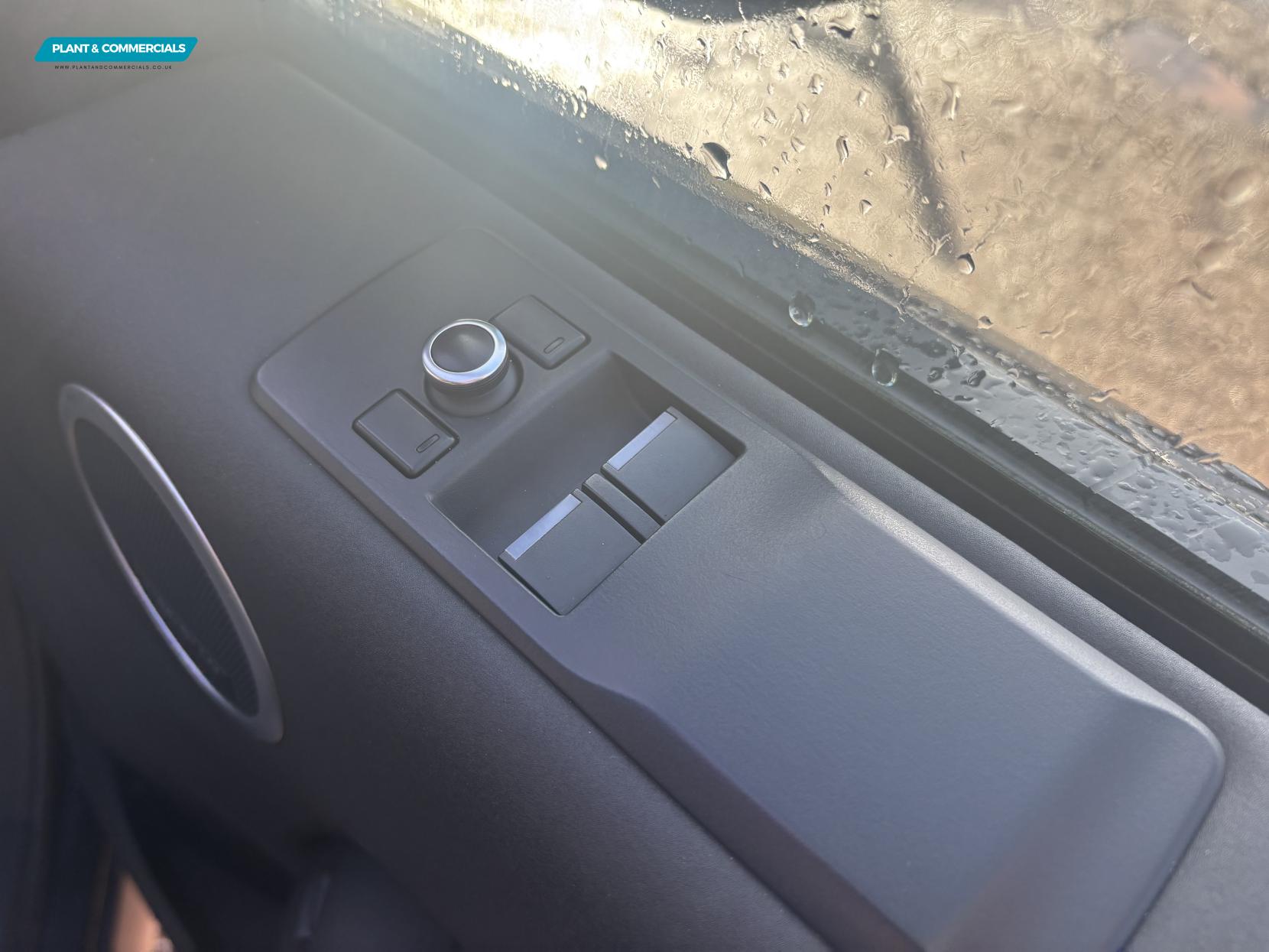 Land Rover Discovery 3.0 SD V6 HSE SUV 5dr Diesel Auto 4WD Euro 6 (s/s) (306 ps)