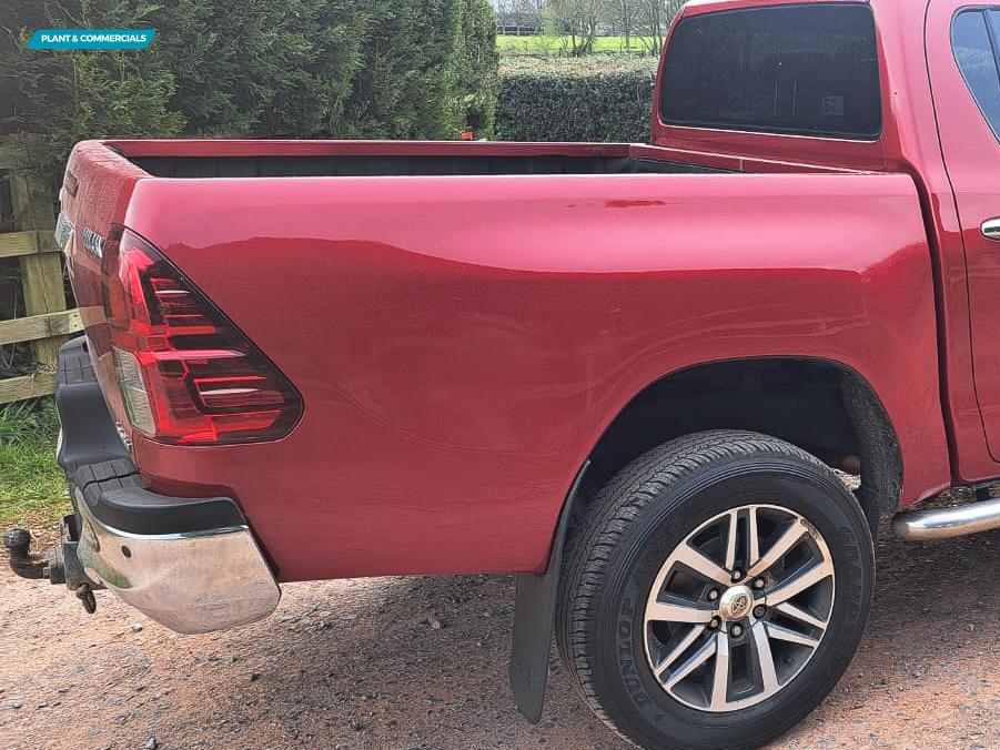 Toyota Hilux 2.4 D-4D Invincible Pickup Double Cab 4dr Diesel Manual 4WD Euro 6 (TSS) (150 ps)
