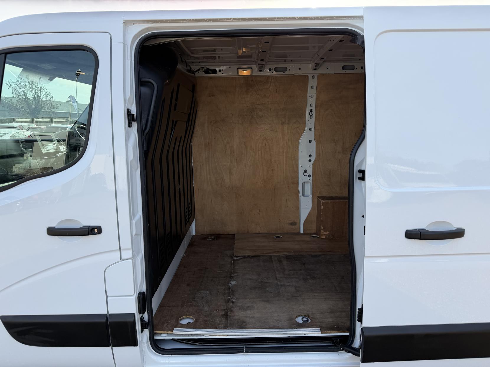2023 Nissan Interstar 2.3 dCi 35 Acenta Panel Van 4dr Diesel Auto FWD L1 Euro 6 (s/s) (150 ps) - Thumbnail 31