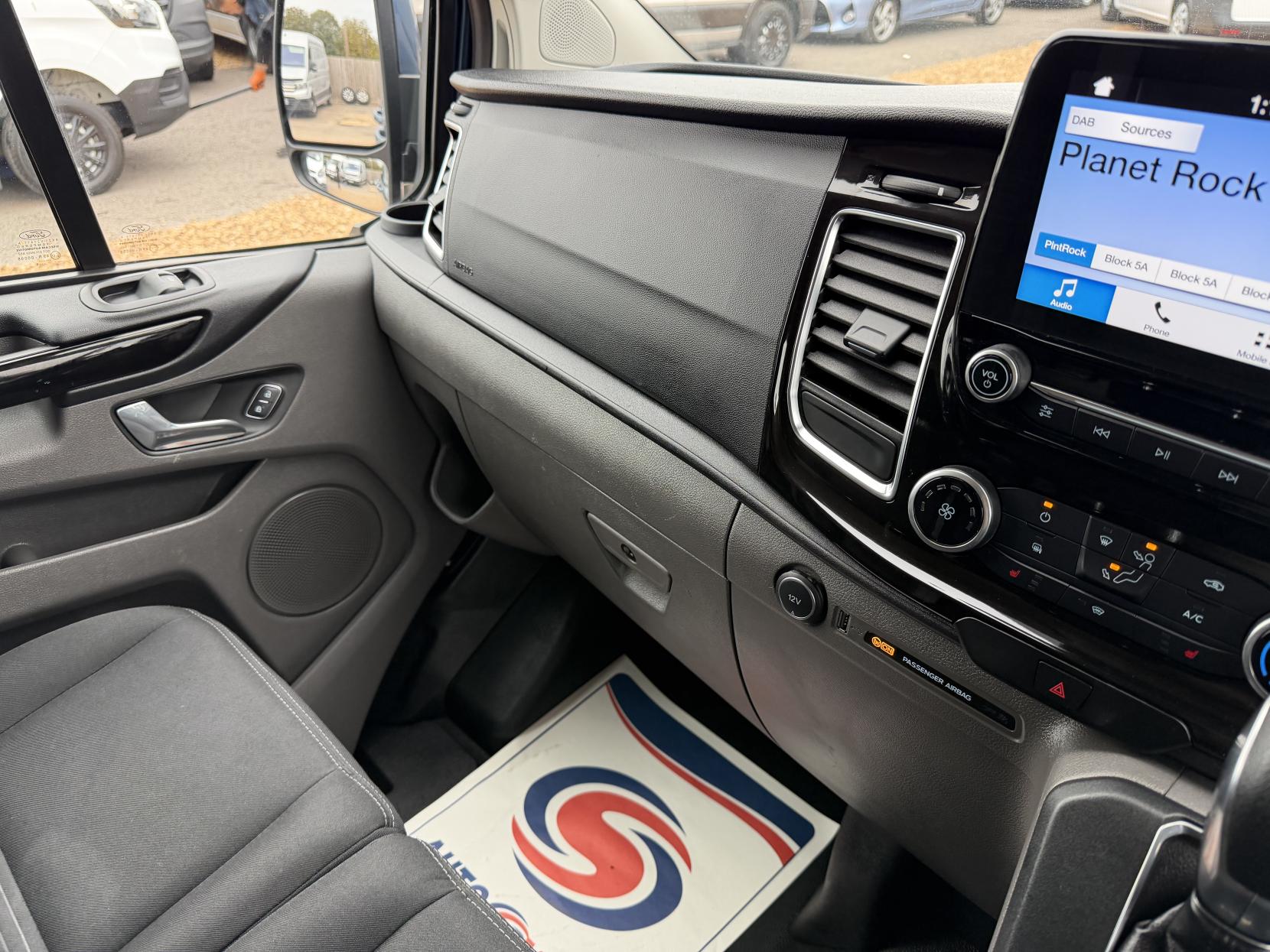 2019 Ford Transit Custom 2.0 300 EcoBlue Limited Panel Van 5dr Diesel Auto L1 H1 Euro 6 (s/s) (130 ps) - Thumbnail 31