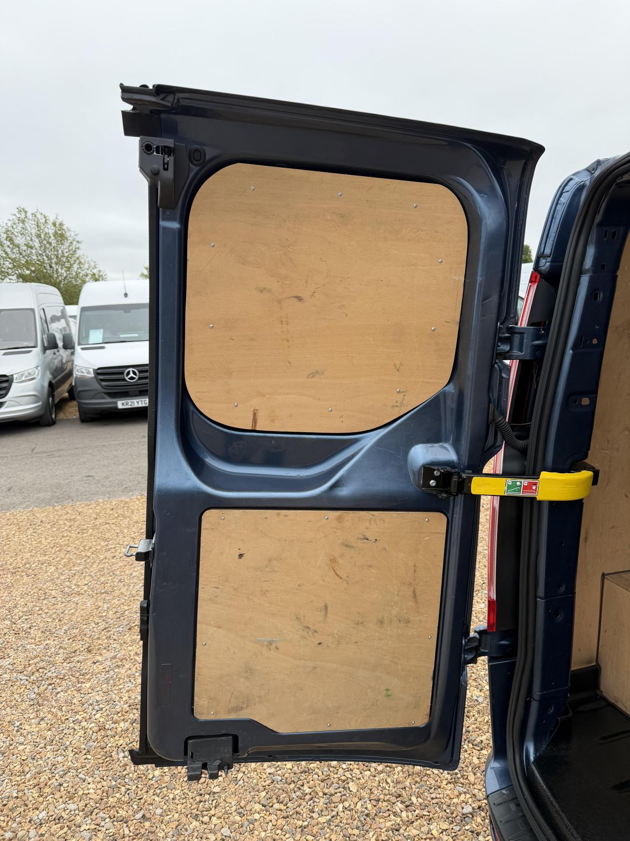 2019 Ford Transit Custom 2.0 300 EcoBlue Limited Panel Van 5dr Diesel Auto L1 H1 Euro 6 (s/s) (130 ps) - Thumbnail 45