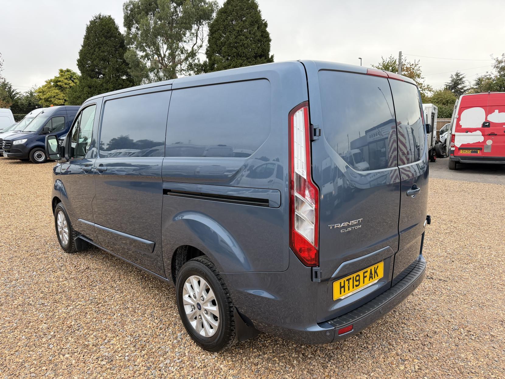 2019 Ford Transit Custom 2.0 300 EcoBlue Limited Panel Van 5dr Diesel Auto L1 H1 Euro 6 (s/s) (130 ps) - Thumbnail 9