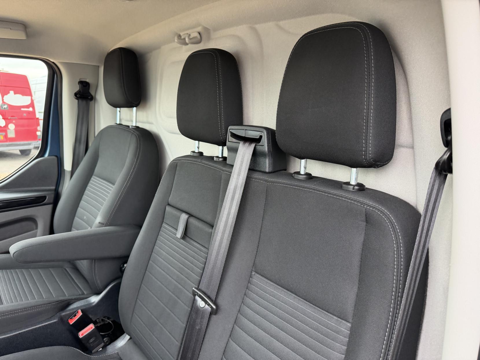 2019 Ford Transit Custom 2.0 300 EcoBlue Limited Panel Van 5dr Diesel Auto L1 H1 Euro 6 (s/s) (130 ps) - Thumbnail 33