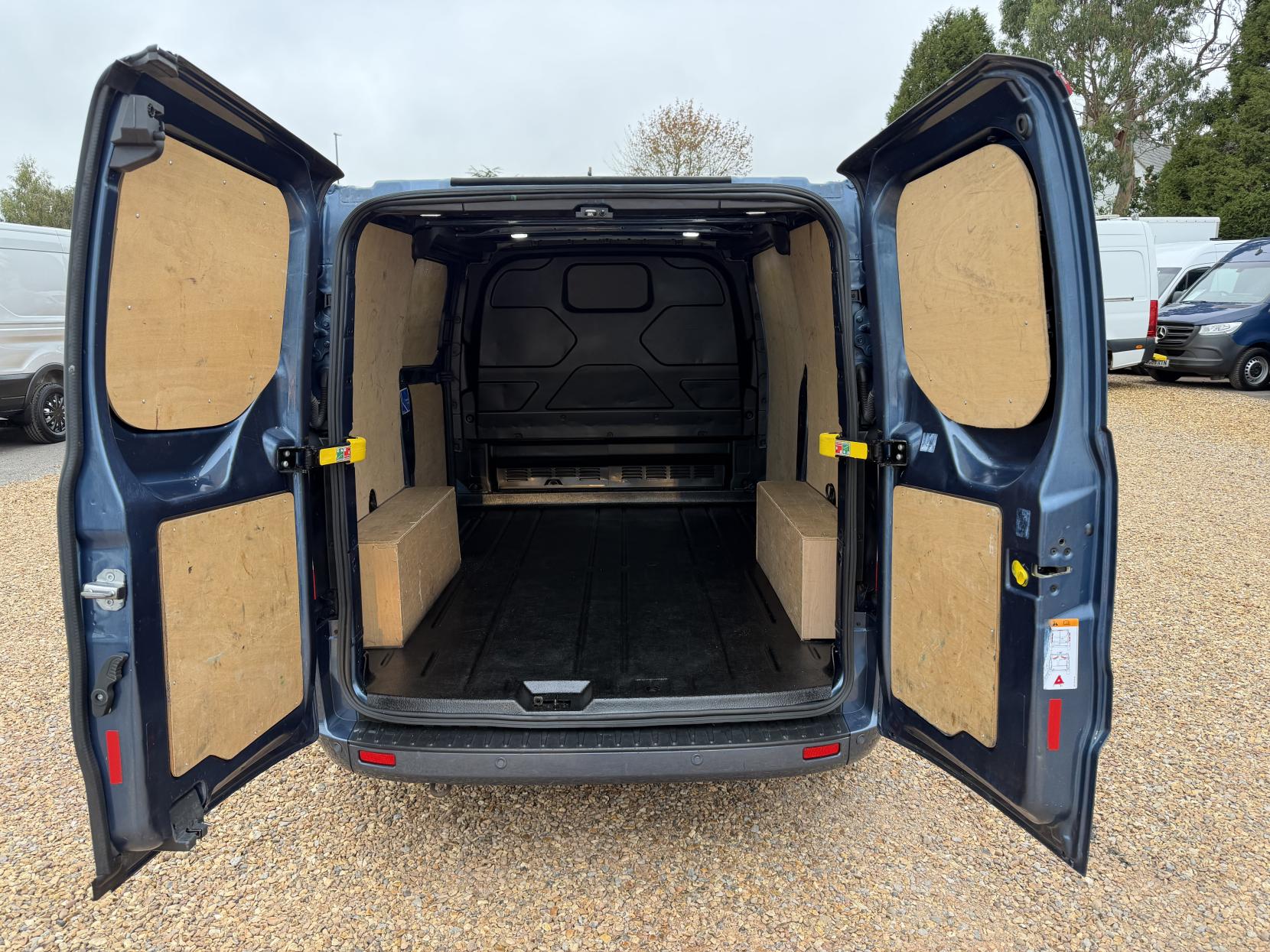 2019 Ford Transit Custom 2.0 300 EcoBlue Limited Panel Van 5dr Diesel Auto L1 H1 Euro 6 (s/s) (130 ps) - Thumbnail 3