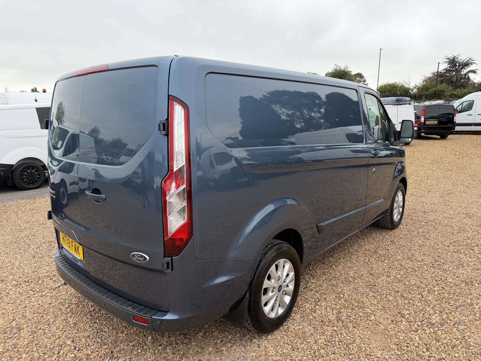 2019 Ford Transit Custom 2.0 300 EcoBlue Limited Panel Van 5dr Diesel Auto L1 H1 Euro 6 (s/s) (130 ps) - Thumbnail 11