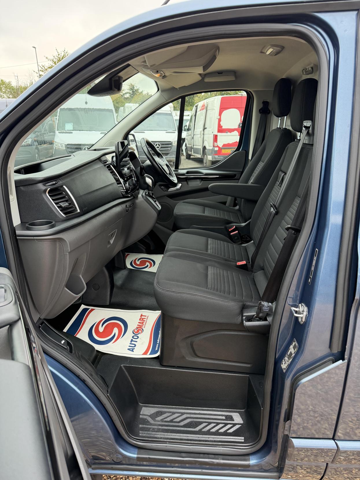 2019 Ford Transit Custom 2.0 300 EcoBlue Limited Panel Van 5dr Diesel Auto L1 H1 Euro 6 (s/s) (130 ps) - Thumbnail 32