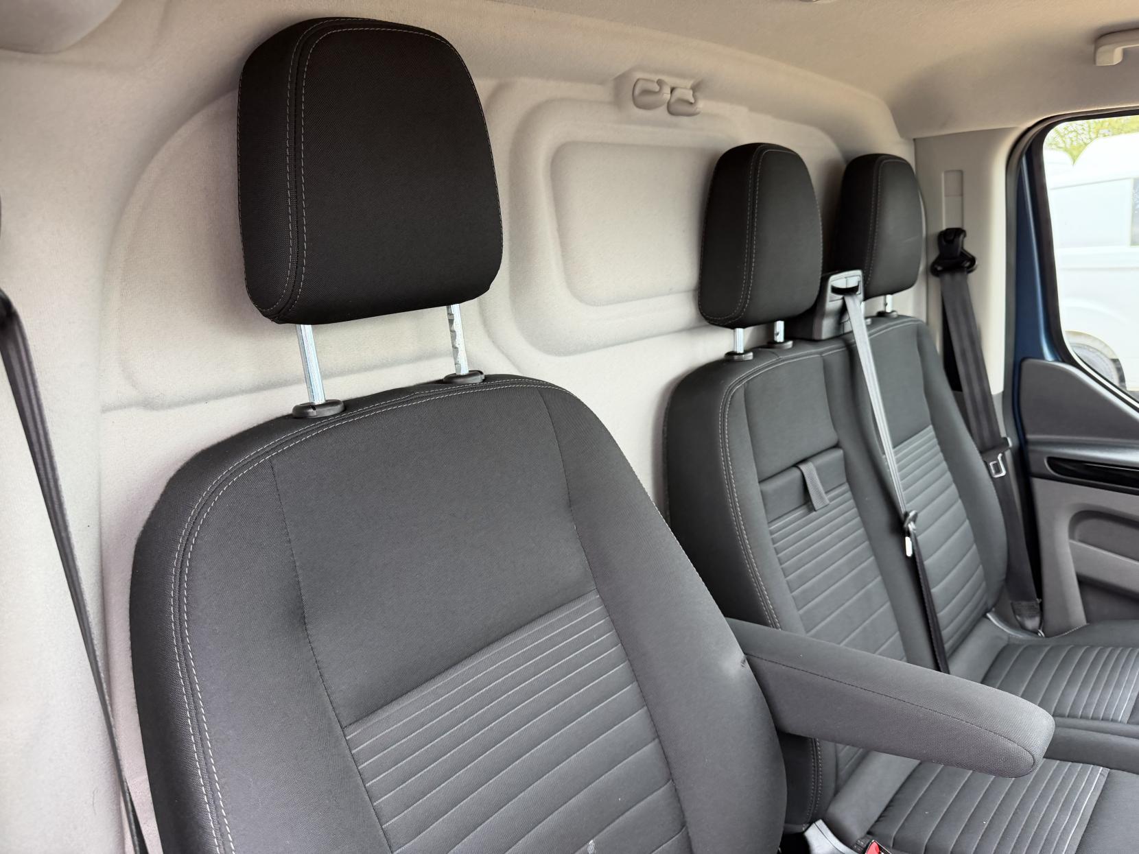 2019 Ford Transit Custom 2.0 300 EcoBlue Limited Panel Van 5dr Diesel Auto L1 H1 Euro 6 (s/s) (130 ps) - Thumbnail 15