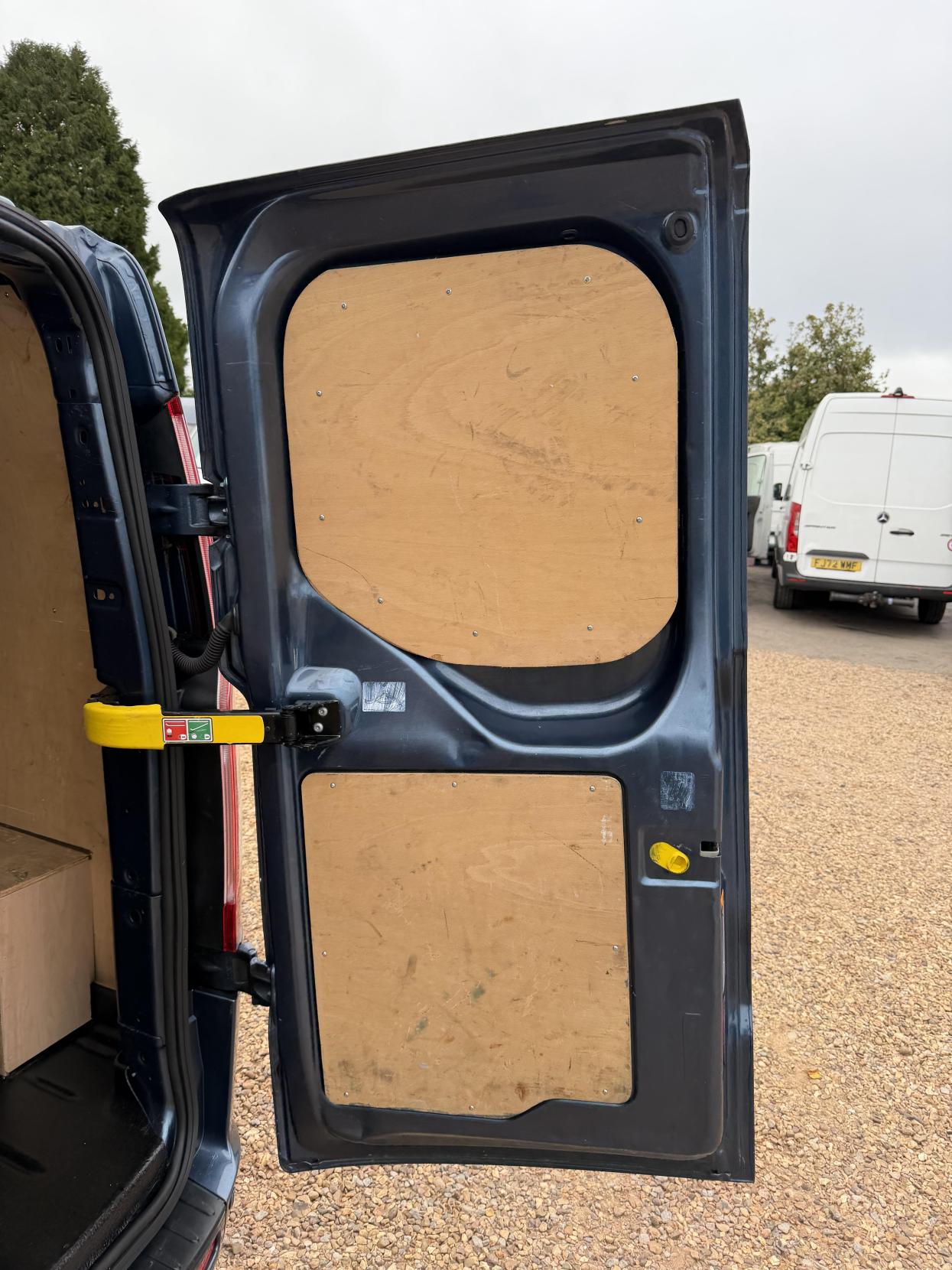 2019 Ford Transit Custom 2.0 300 EcoBlue Limited Panel Van 5dr Diesel Auto L1 H1 Euro 6 (s/s) (130 ps) - Thumbnail 35