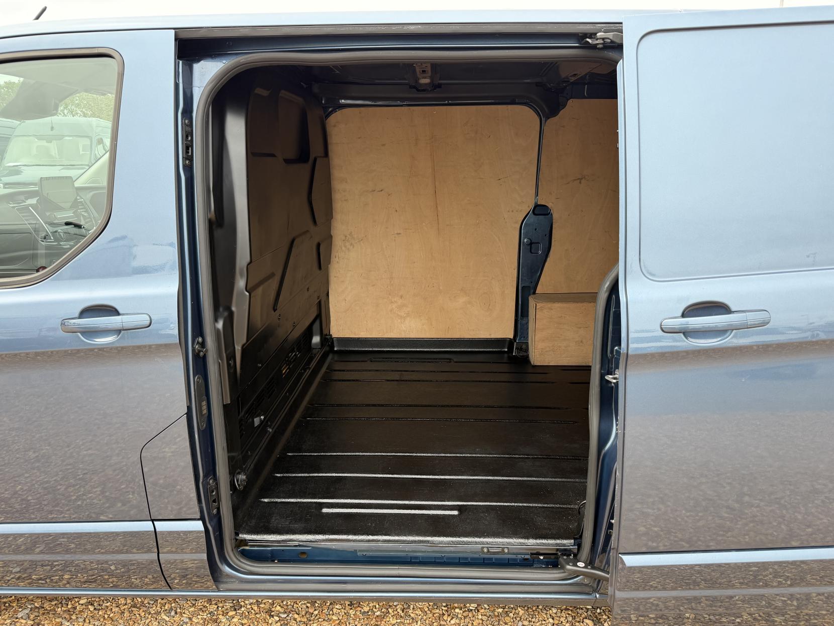 2019 Ford Transit Custom 2.0 300 EcoBlue Limited Panel Van 5dr Diesel Auto L1 H1 Euro 6 (s/s) (130 ps) - Thumbnail 34