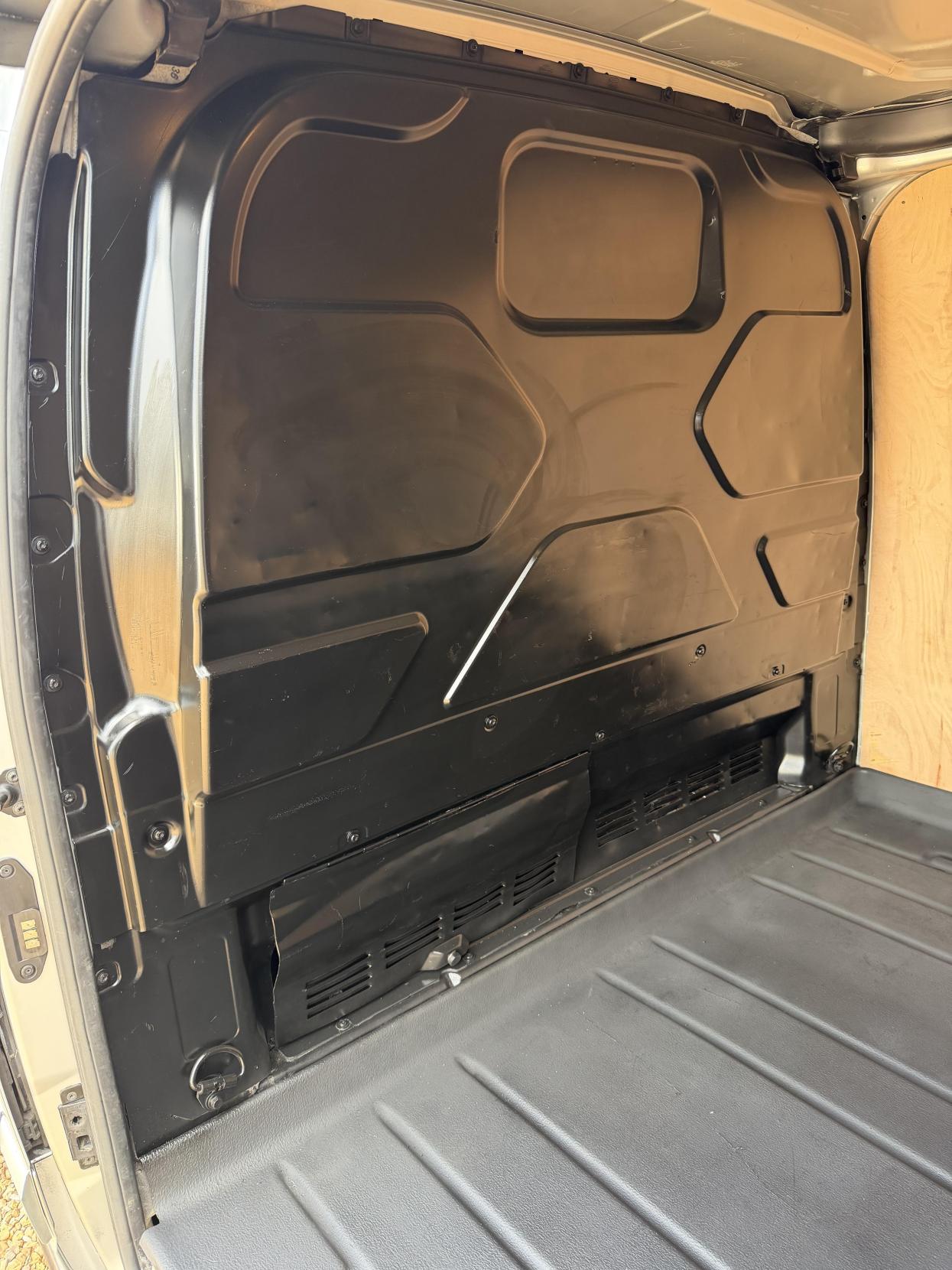 2013 Ford Transit Custom 2.2 TDCi 270 Limited Panel Van 5dr Diesel Manual L1 H1 (186 g/km, 123 bhp) - Thumbnail 39