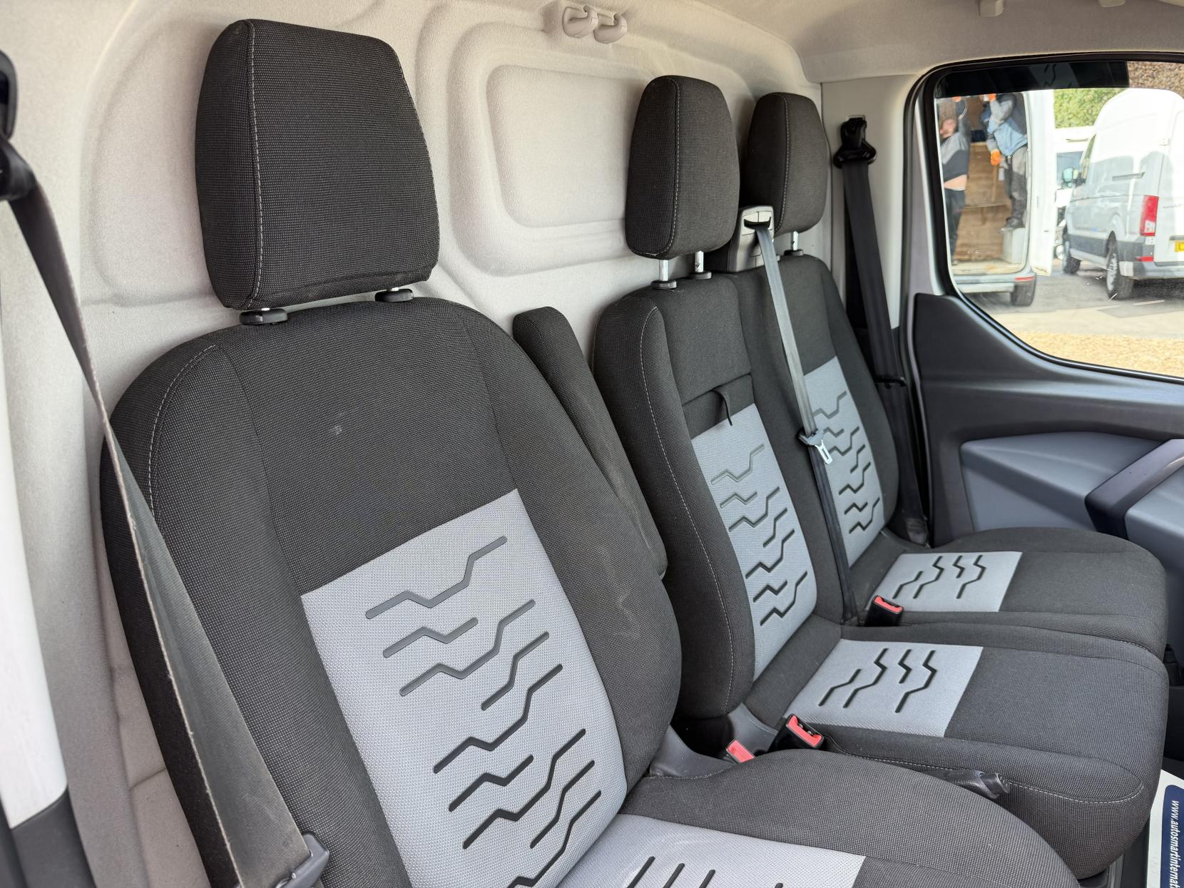 2013 Ford Transit Custom 2.2 TDCi 270 Limited Panel Van 5dr Diesel Manual L1 H1 (186 g/km, 123 bhp) - Thumbnail 15