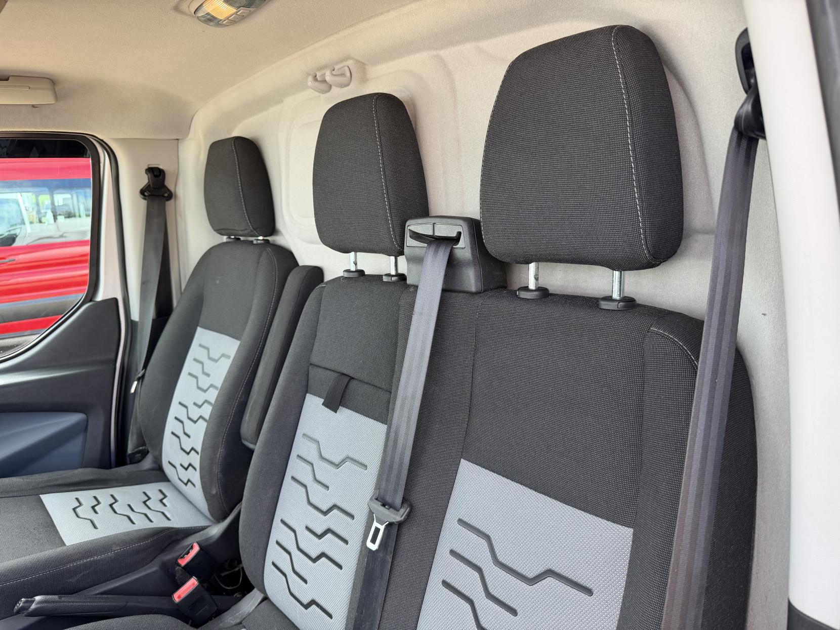 2013 Ford Transit Custom 2.2 TDCi 270 Limited Panel Van 5dr Diesel Manual L1 H1 (186 g/km, 123 bhp) - Thumbnail 32