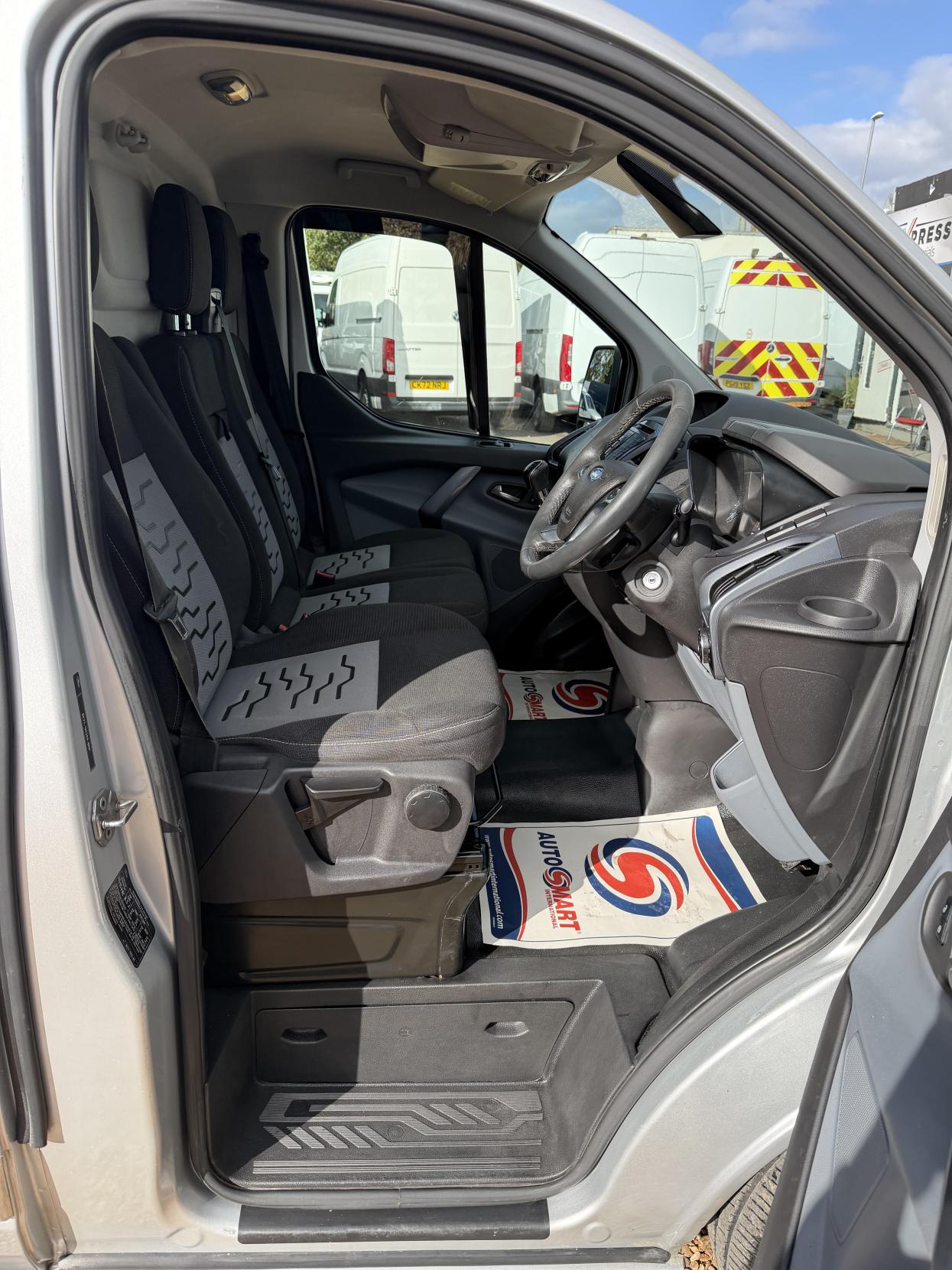 2013 Ford Transit Custom 2.2 TDCi 270 Limited Panel Van 5dr Diesel Manual L1 H1 (186 g/km, 123 bhp) - Thumbnail 14