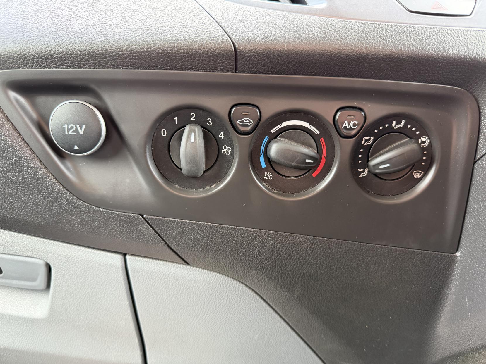 2013 Ford Transit Custom 2.2 TDCi 270 Limited Panel Van 5dr Diesel Manual L1 H1 (186 g/km, 123 bhp) - Thumbnail 29
