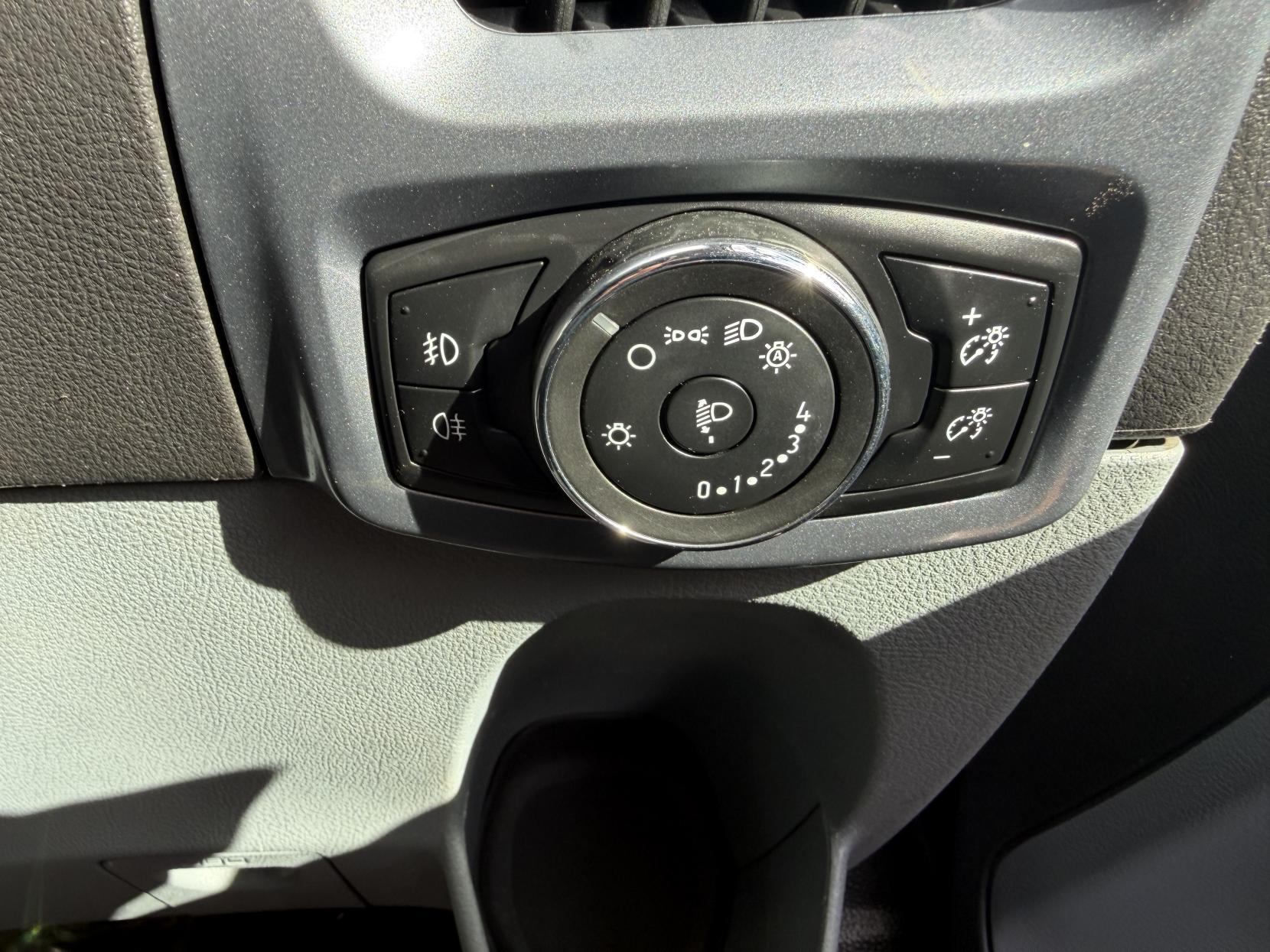 2013 Ford Transit Custom 2.2 TDCi 270 Limited Panel Van 5dr Diesel Manual L1 H1 (186 g/km, 123 bhp) - Thumbnail 28