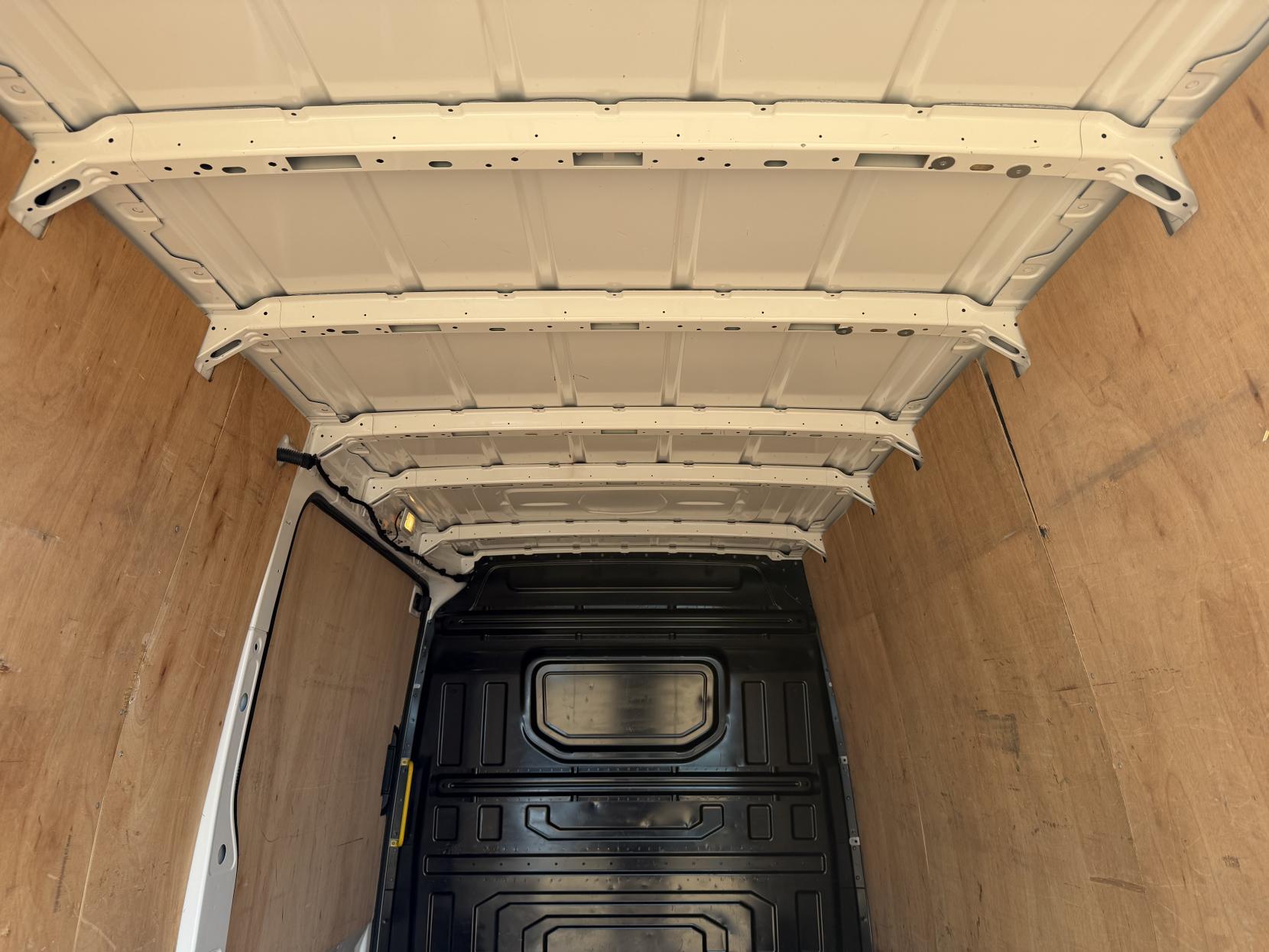 2022 Volkswagen Crafter 2.0 TDI CR30 Startline Panel Van 5dr Diesel Manual FWD MWB High Roof Euro 6 (s/s) (102 ps) - Thumbnail 41