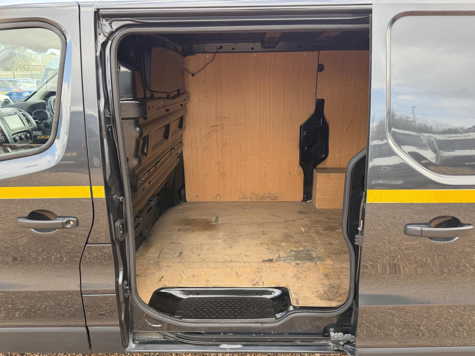 2021 Renault Trafic 2.0 dCi ENERGY 28 Sport Panel Van 5dr Diesel Manual SWB Standard Roof Euro 6 (s/s) (120 ps) - Thumbnail 35