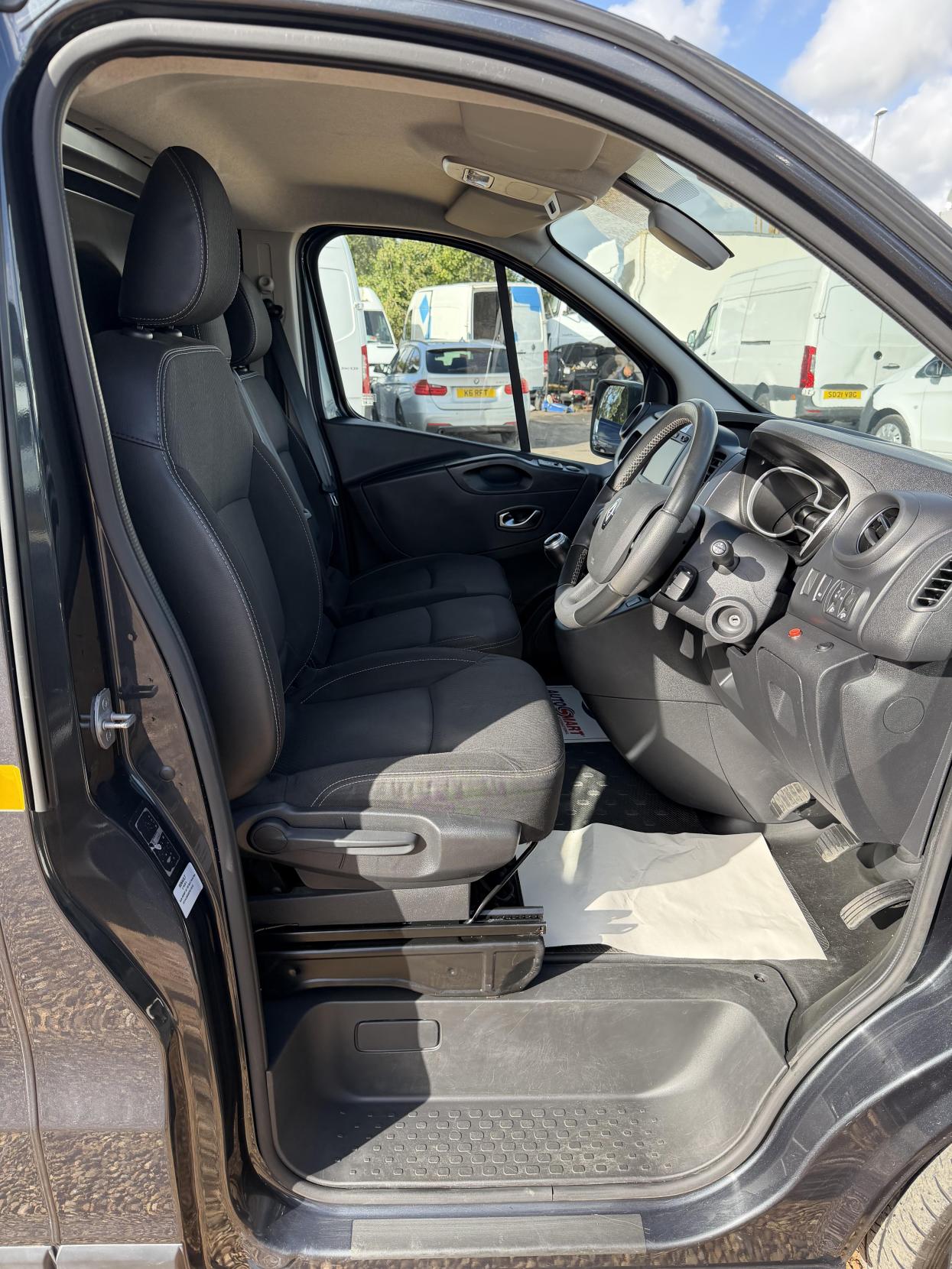 2021 Renault Trafic 2.0 dCi ENERGY 28 Sport Panel Van 5dr Diesel Manual SWB Standard Roof Euro 6 (s/s) (120 ps) - Thumbnail 14