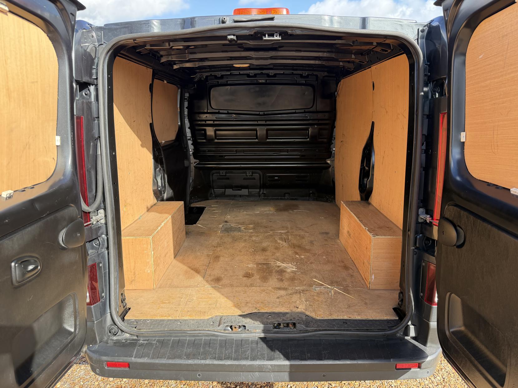 2021 Renault Trafic 2.0 dCi ENERGY 28 Sport Panel Van 5dr Diesel Manual SWB Standard Roof Euro 6 (s/s) (120 ps) - Thumbnail 3