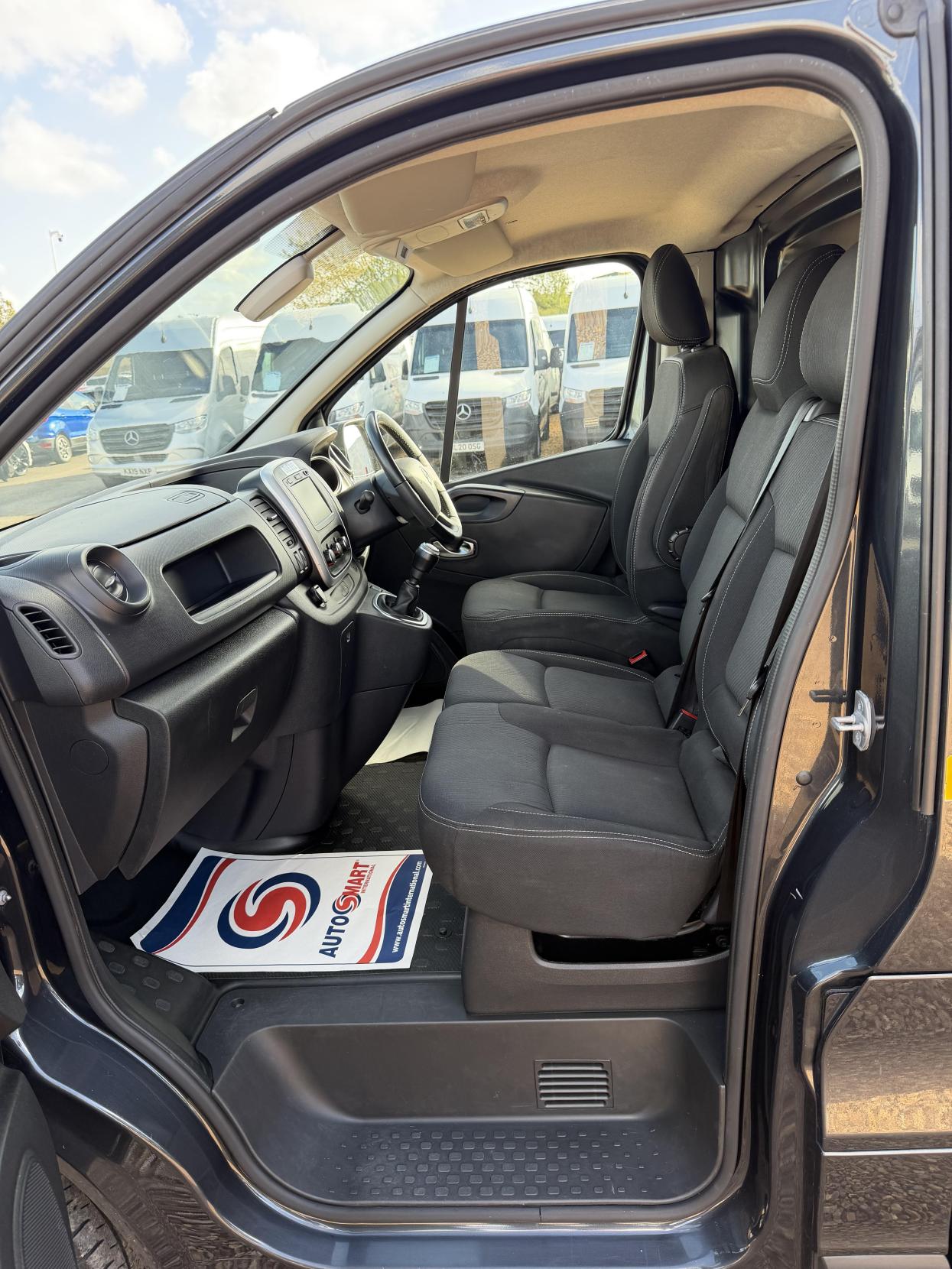 2021 Renault Trafic 2.0 dCi ENERGY 28 Sport Panel Van 5dr Diesel Manual SWB Standard Roof Euro 6 (s/s) (120 ps) - Thumbnail 33