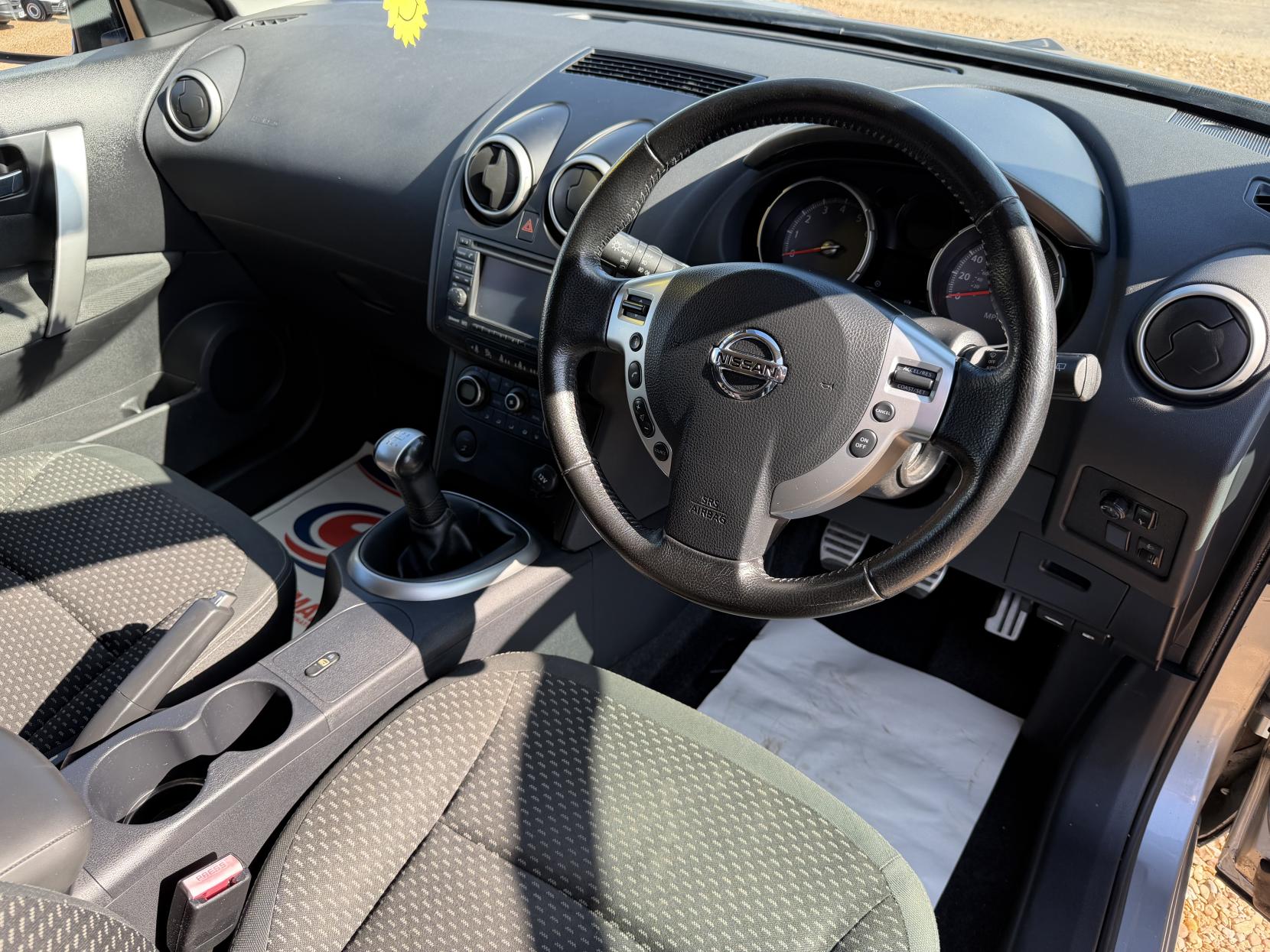 2010 Nissan Qashqai 1.6 n-tec Hatchback 5dr Petrol Manual 2WD (159 g/km, 113 bhp) - Thumbnail 2